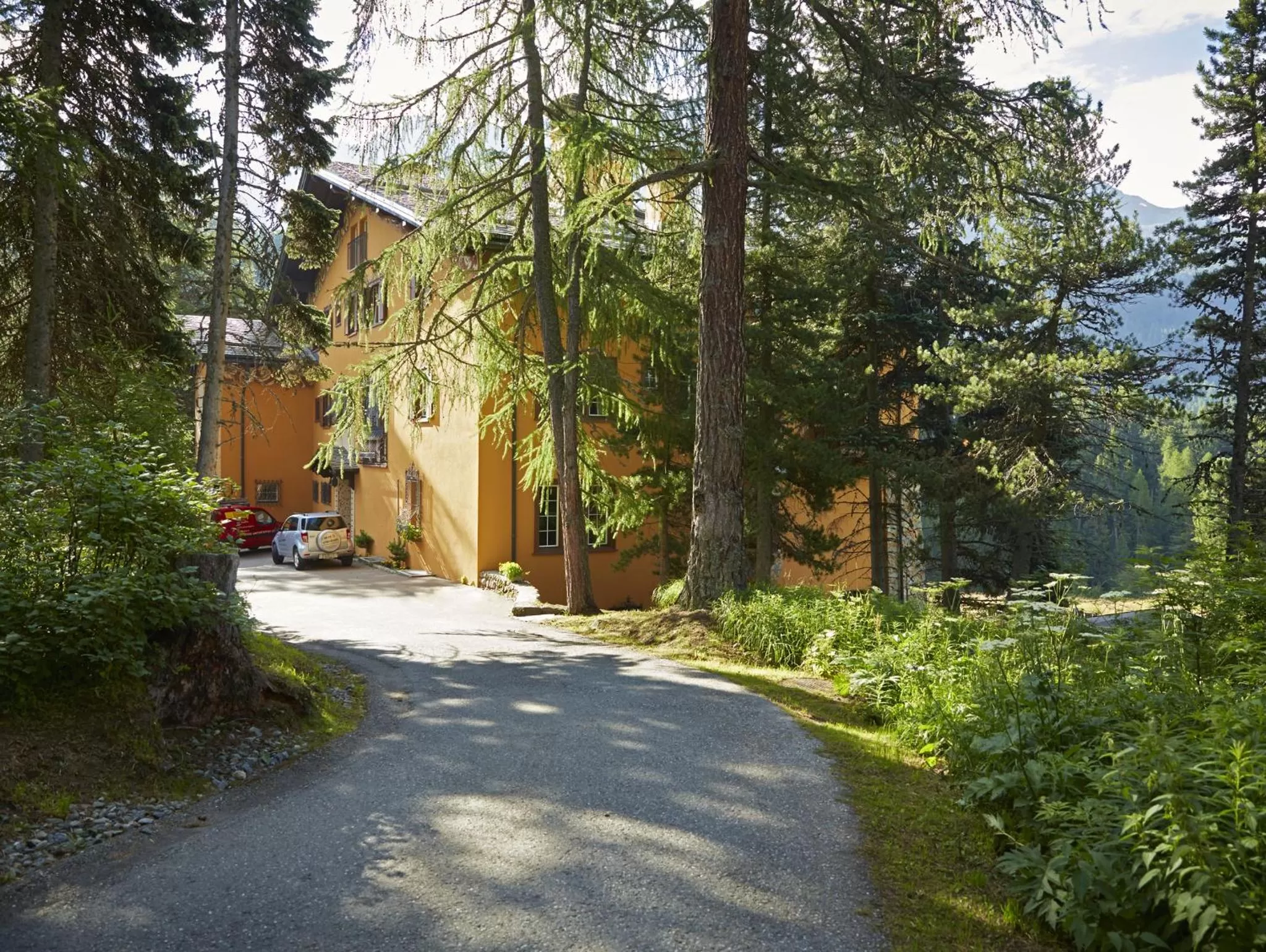 Facade/entrance in Hotel Chesa Spuondas