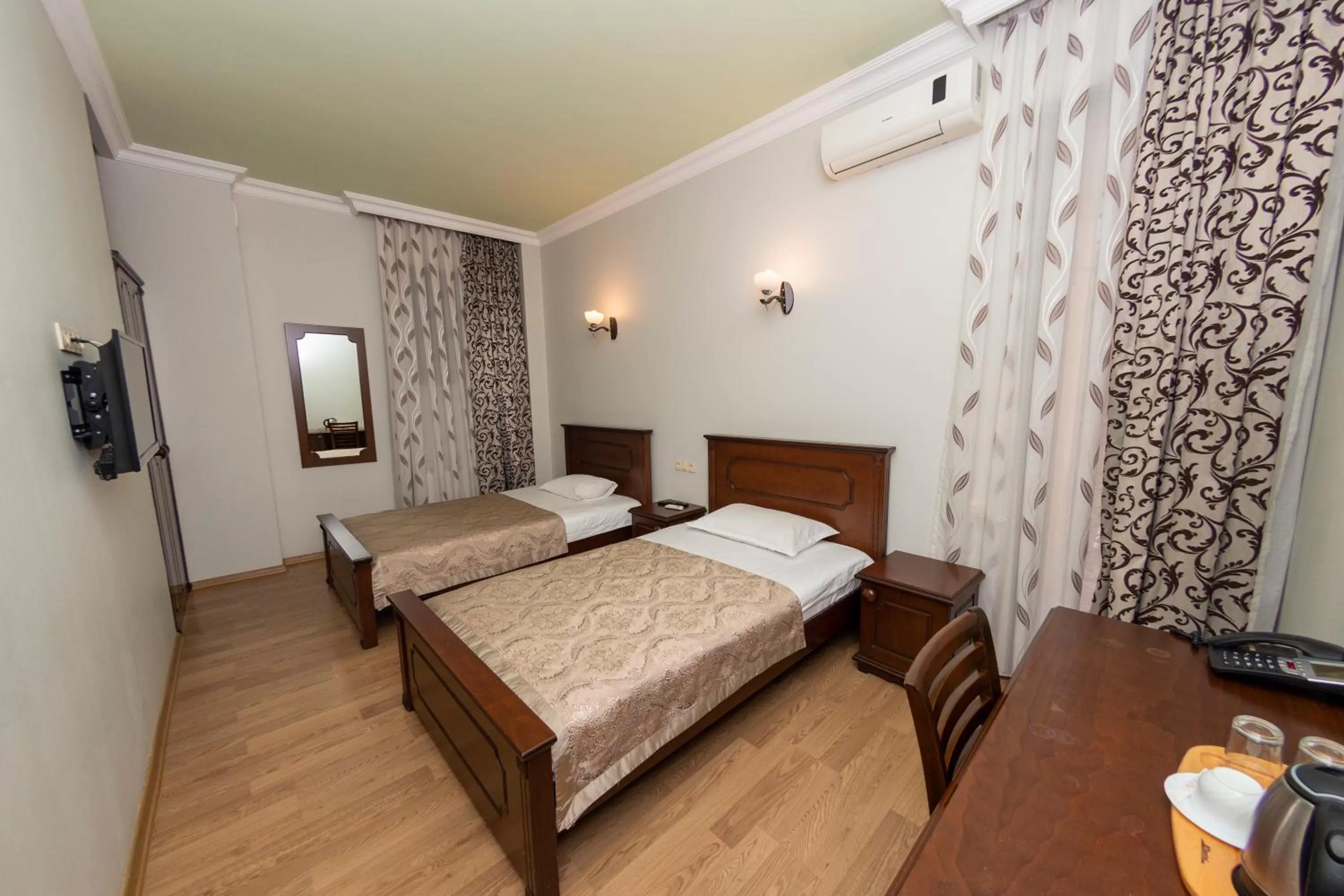 Photo of the whole room, Bed in Eiffel Hotel