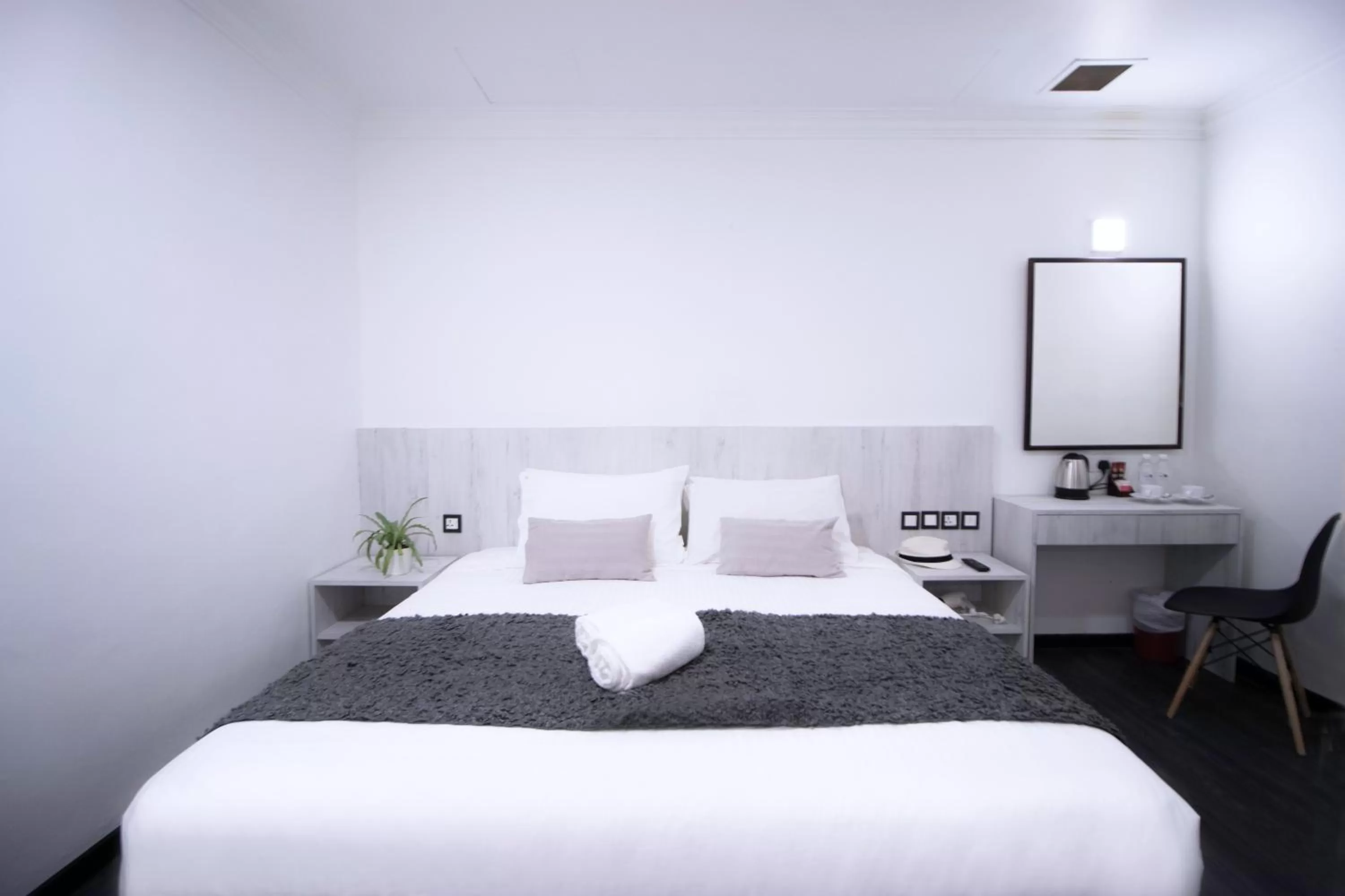 Bed in Harbour Ville Hotel - Hamilton