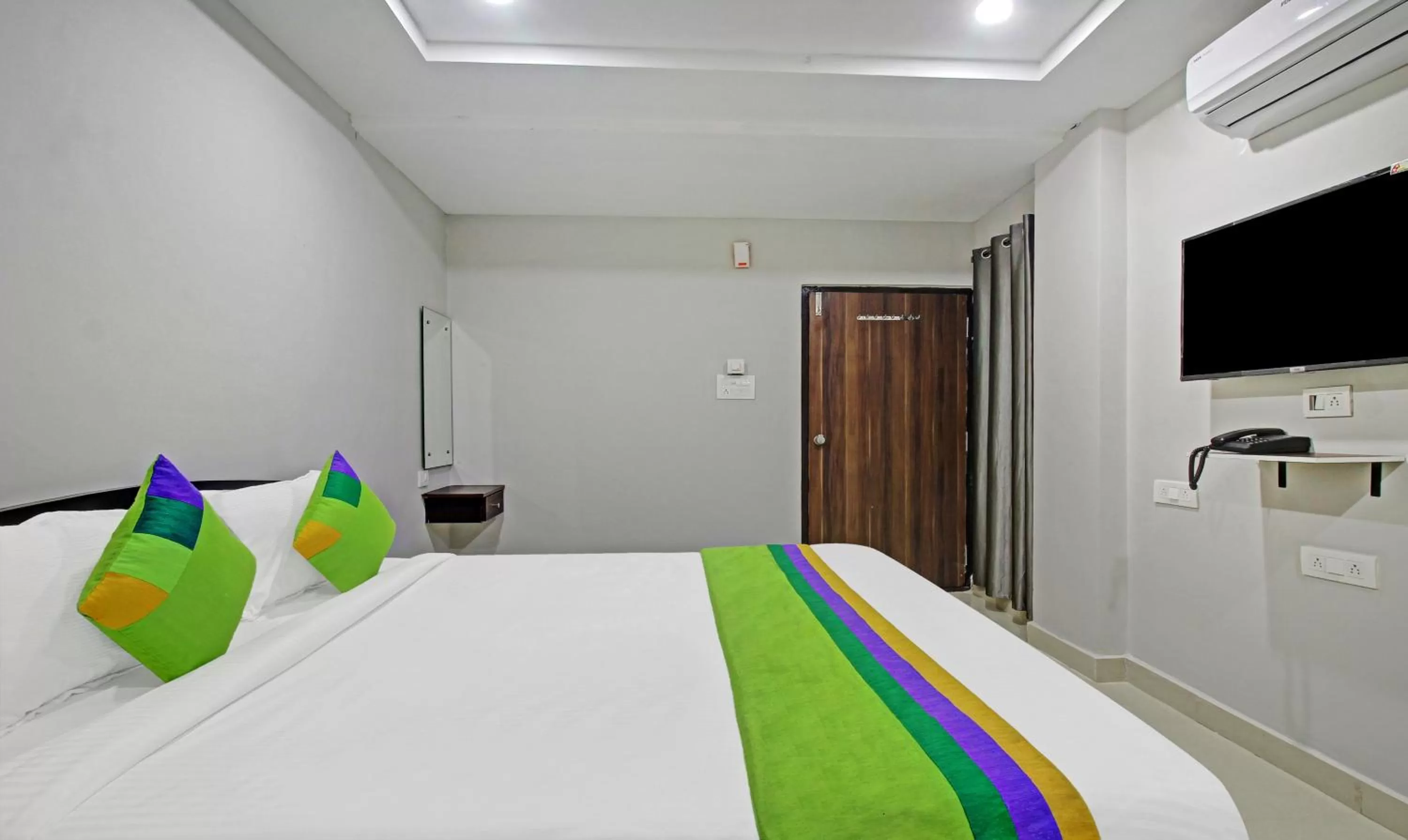 Bedroom, Bed in Itsy Hotels Sunrise Grand, Hitech City