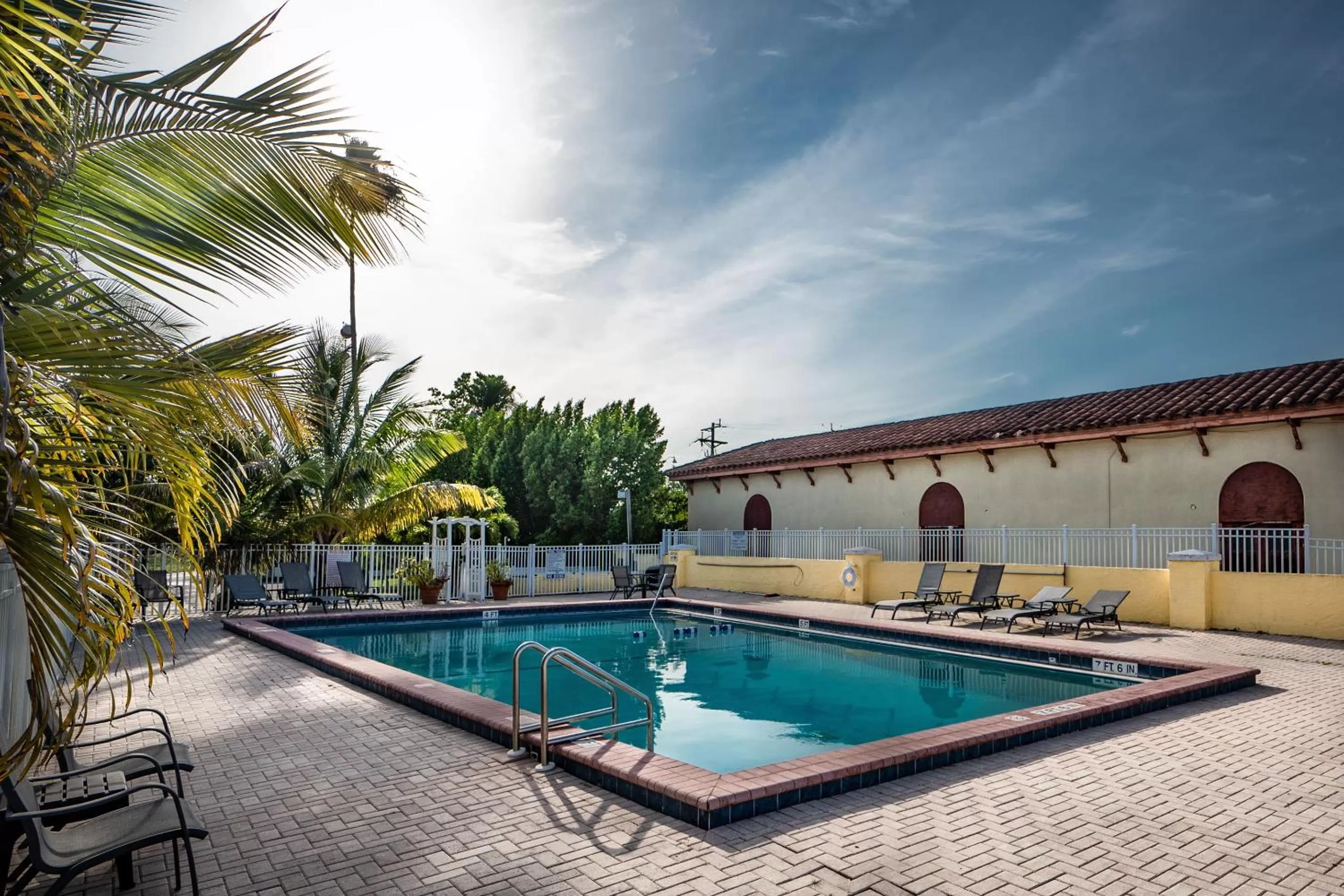 Swimming pool in Captain's Table Hotel by Everglades Adventures