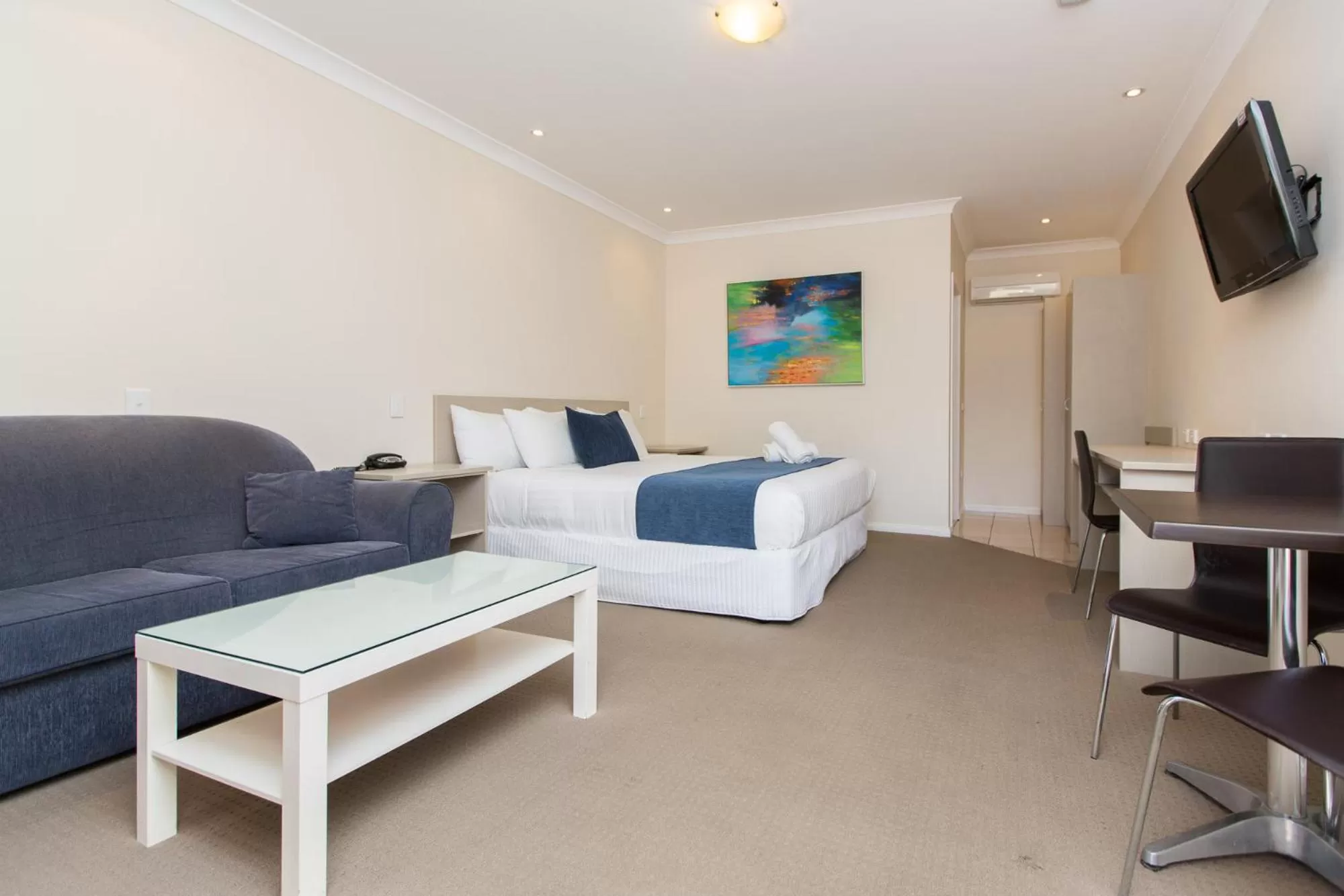 Bed in Lincoln Cottage Motor Inn