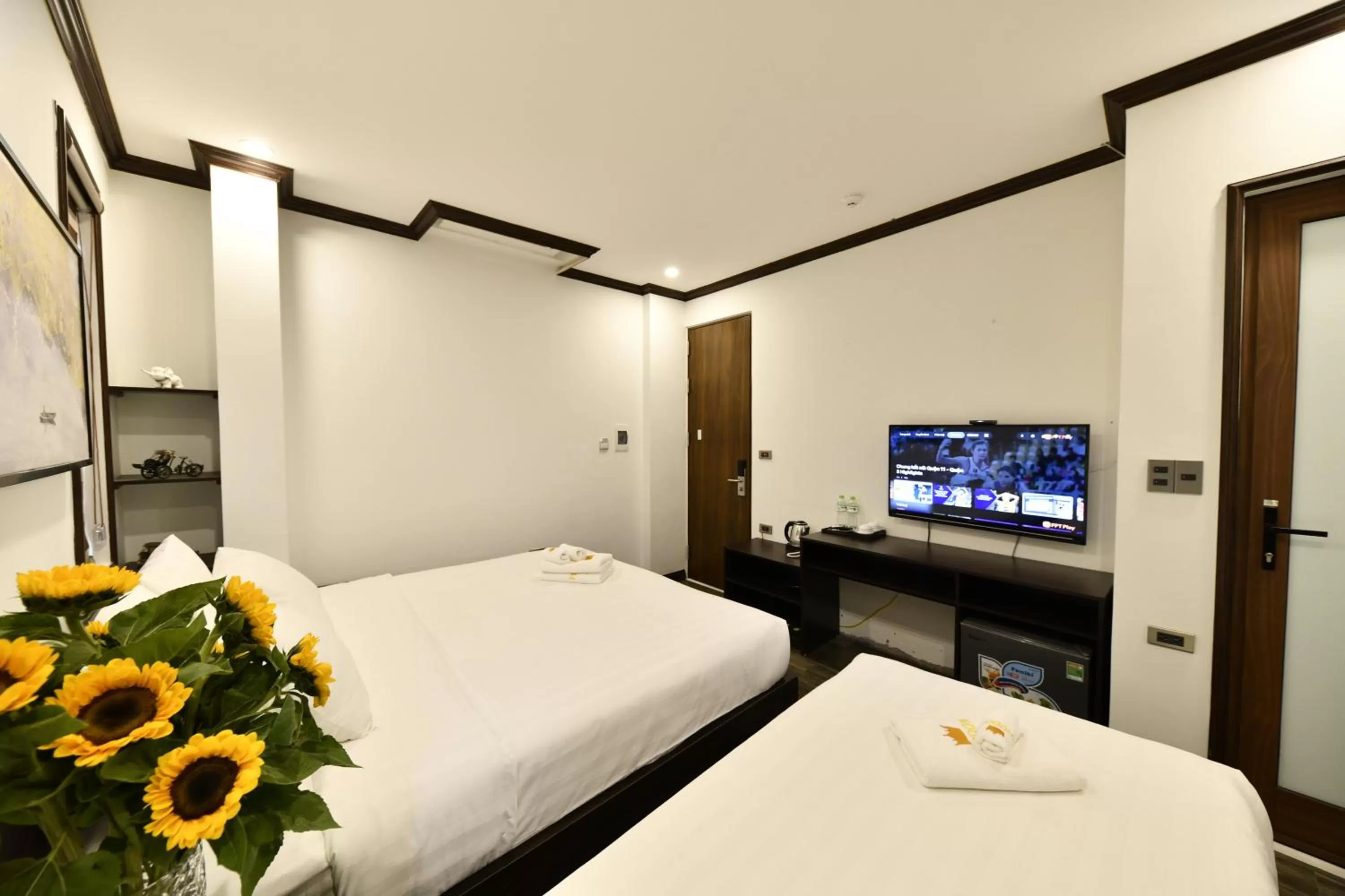 Communal lounge/ TV room, Bed in Kingdom Hotel Hanoi