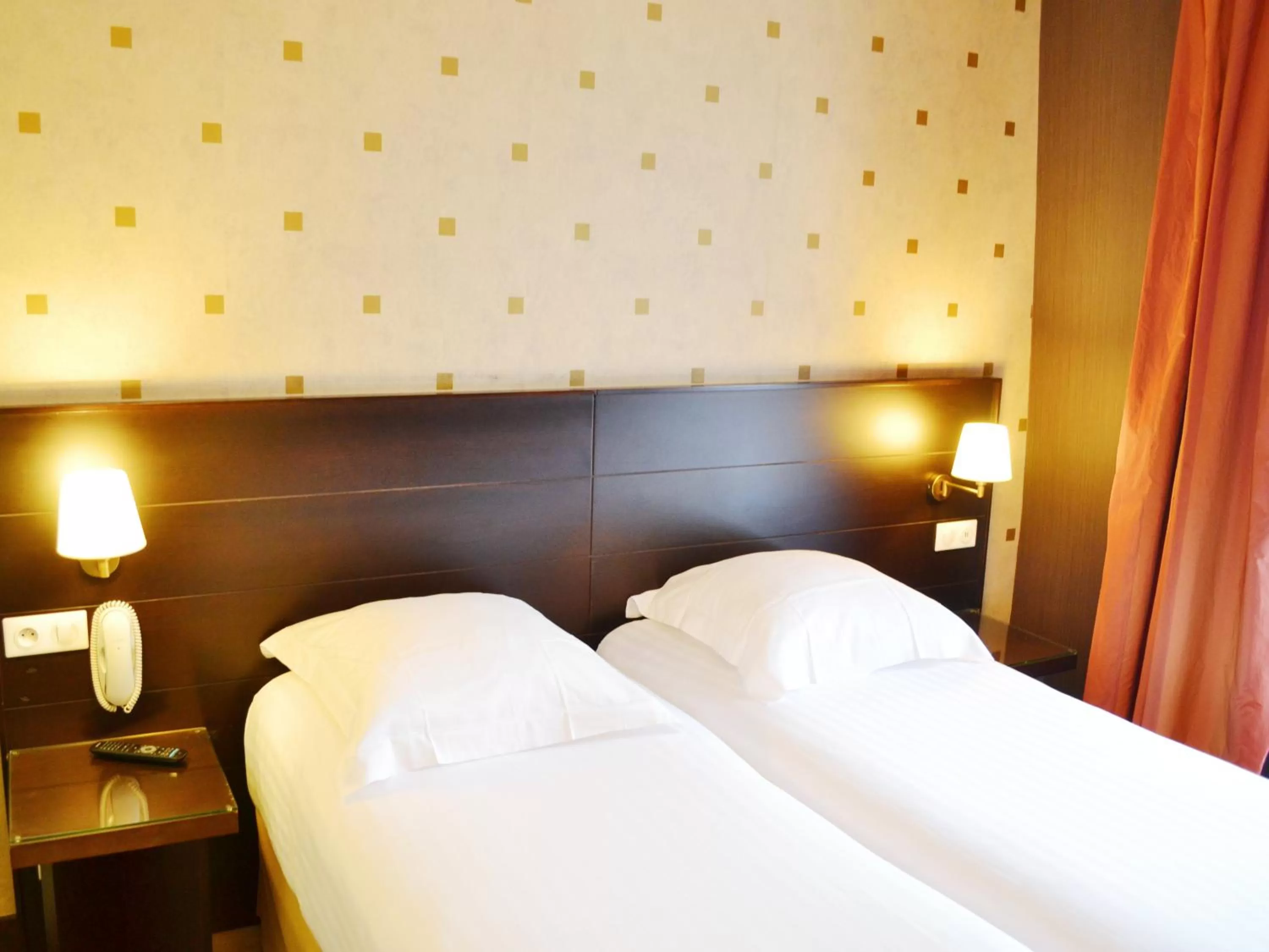 Bed in Hôtel de l'Exposition - Tour Eiffel