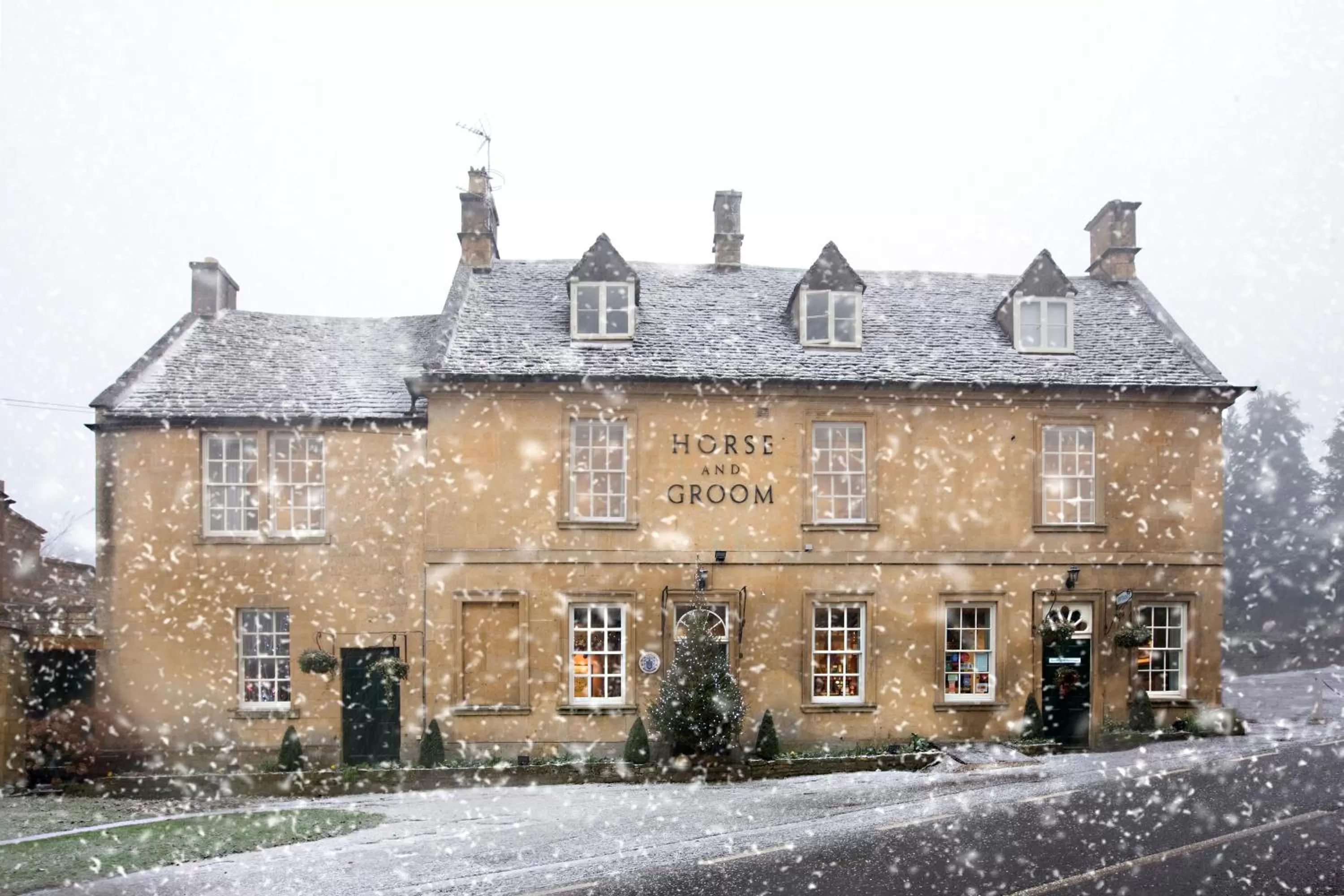 Facade/entrance, Winter in Horse and Groom
