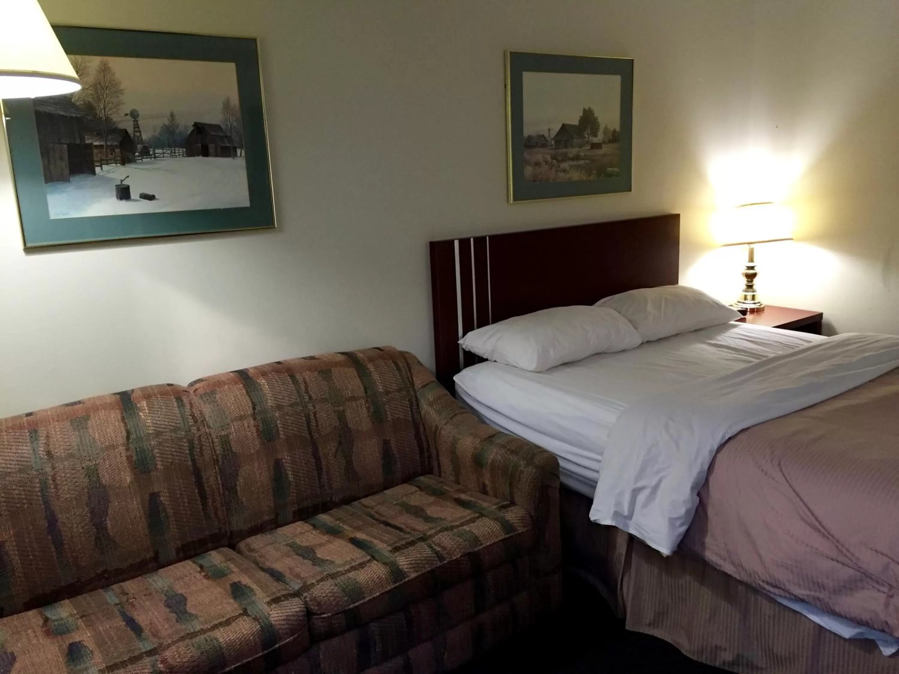Photo of the whole room, Bed in Colonial Inn