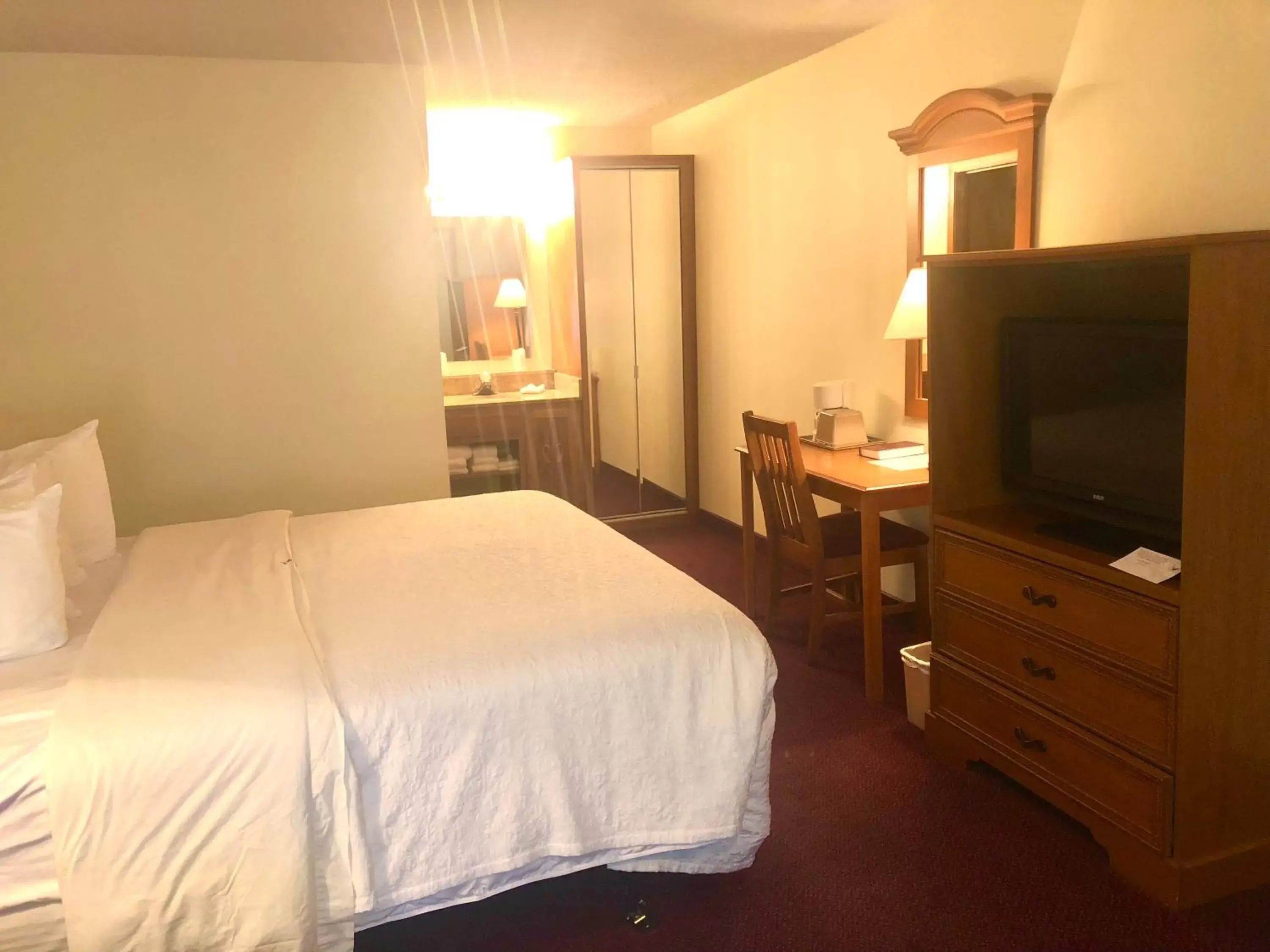 Standard King Room with Fridge and Microwave in Honeysuckle Inn & Conference Center Standard King Room with Fridge and Microwave in Honeysuckle Inn & Conference Center