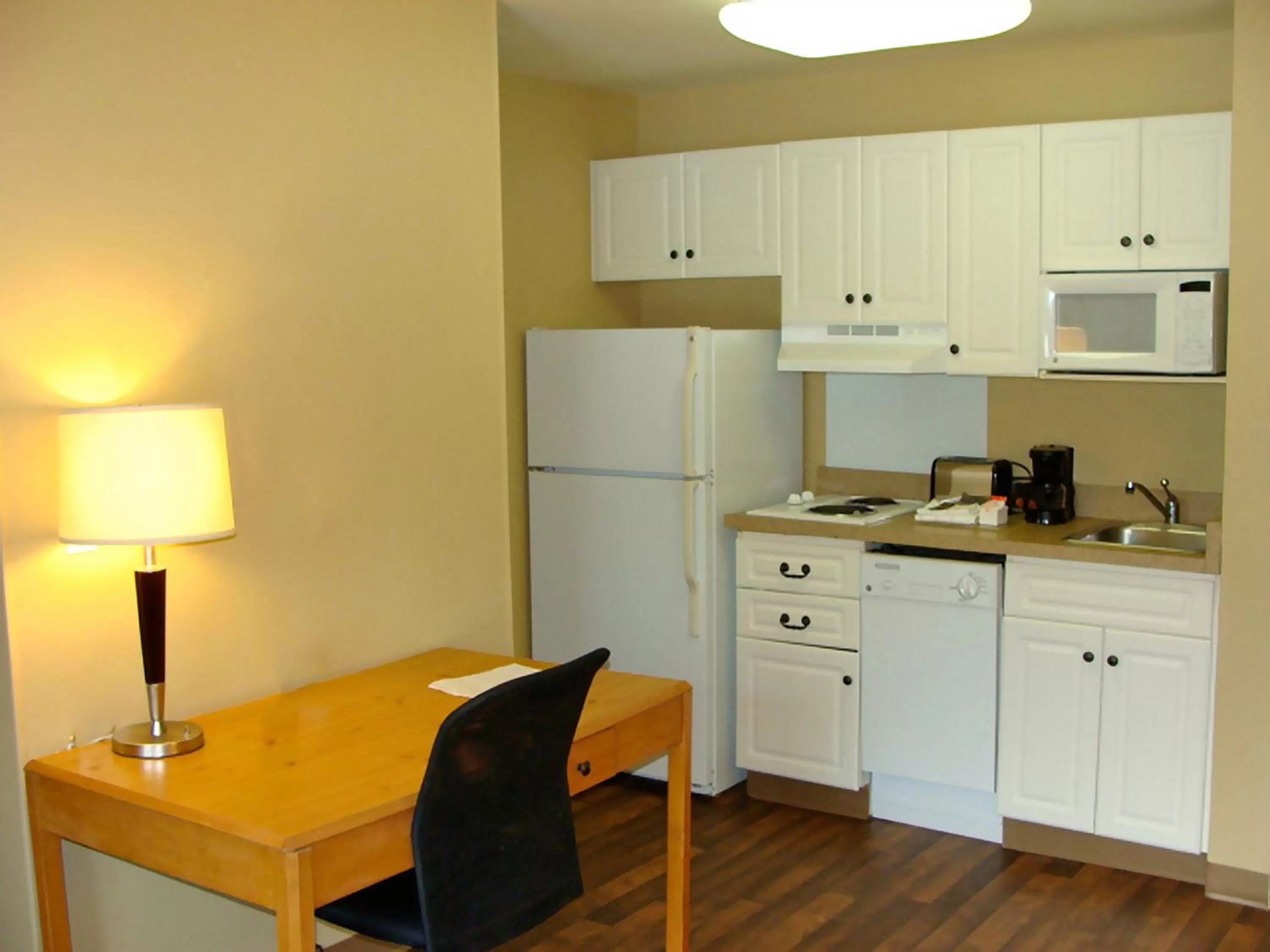 Kitchen or kitchenette, Kitchen/Kitchenette in Extended Stay America Suites - Washington, DC - Fairfax