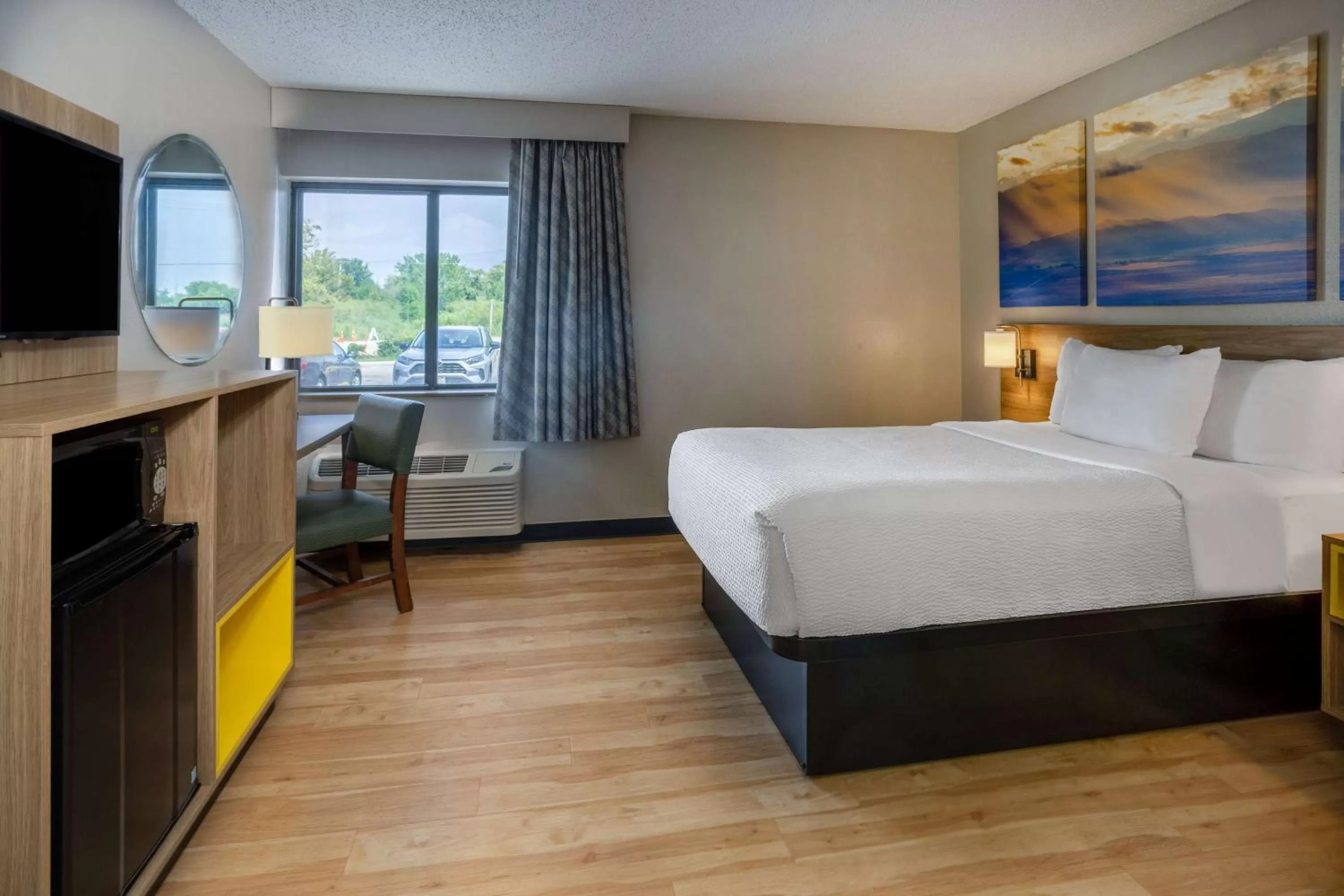 Double Room with Mobility Access and Roll-In Shower, Non-Smoking in Days Inn by Wyndham Pleasant Prairie Kenosha