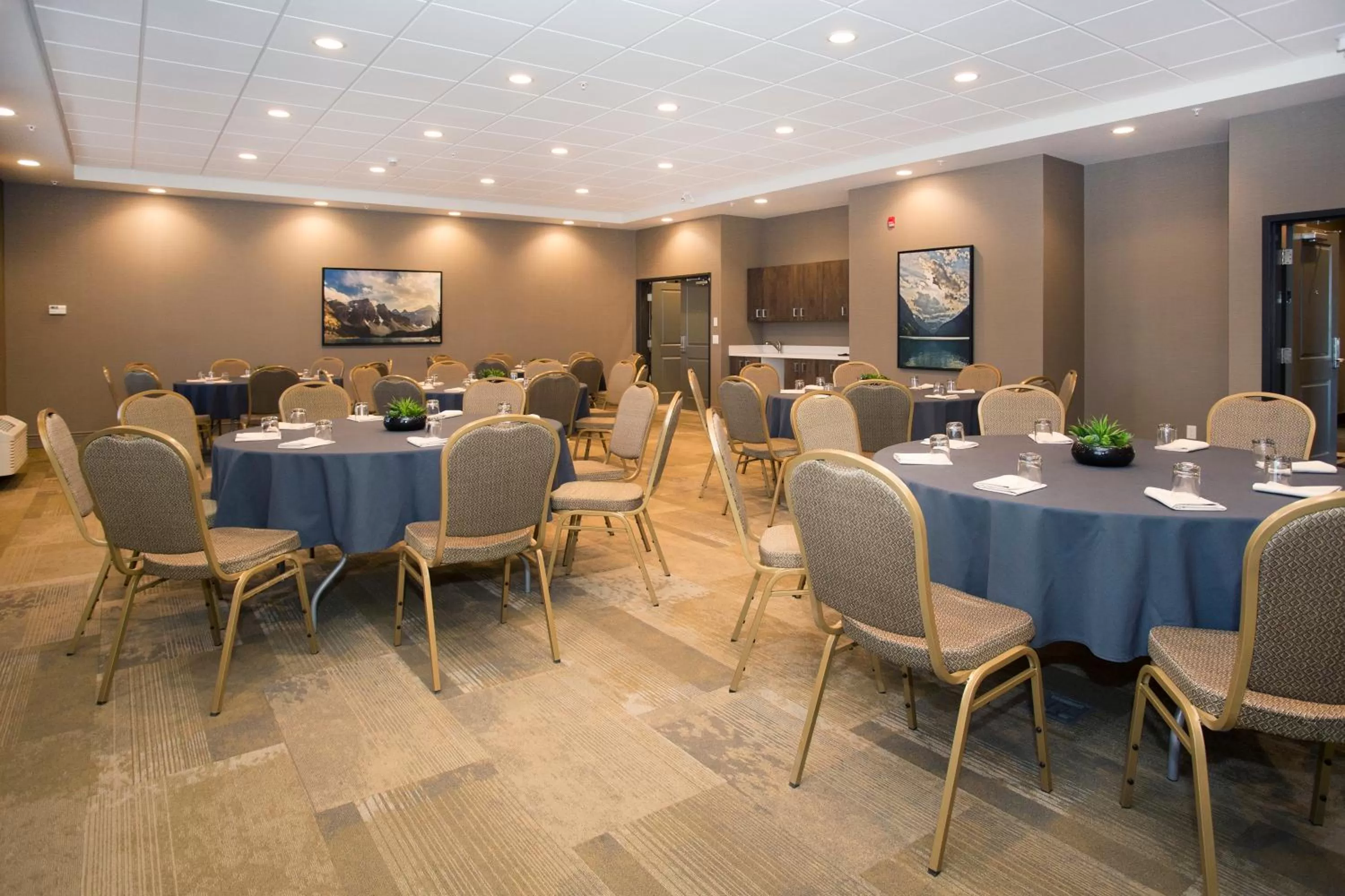 Banquet/Function facilities in Wingate by Wyndham Calgary Airport