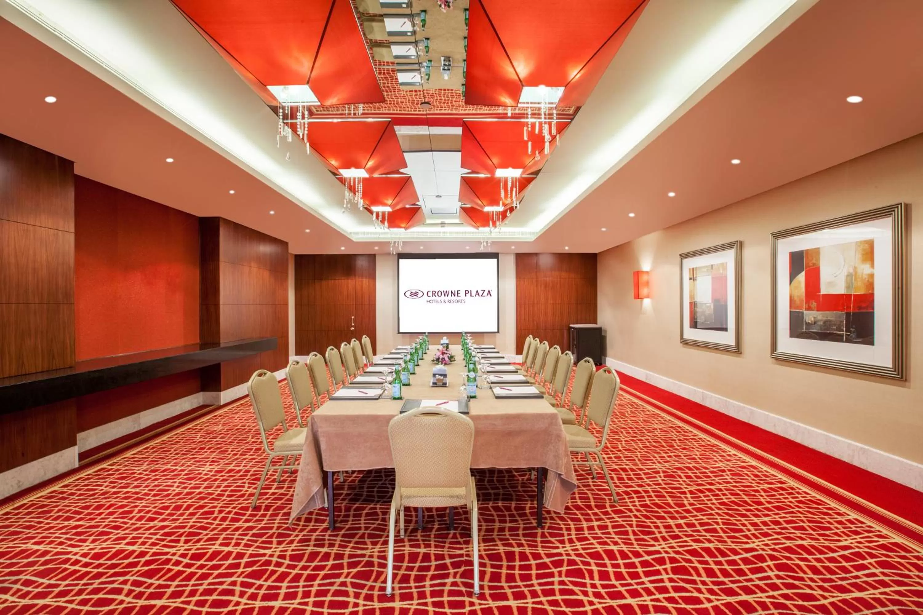 Meeting/conference room in Crowne Plaza Dubai Deira by IHG