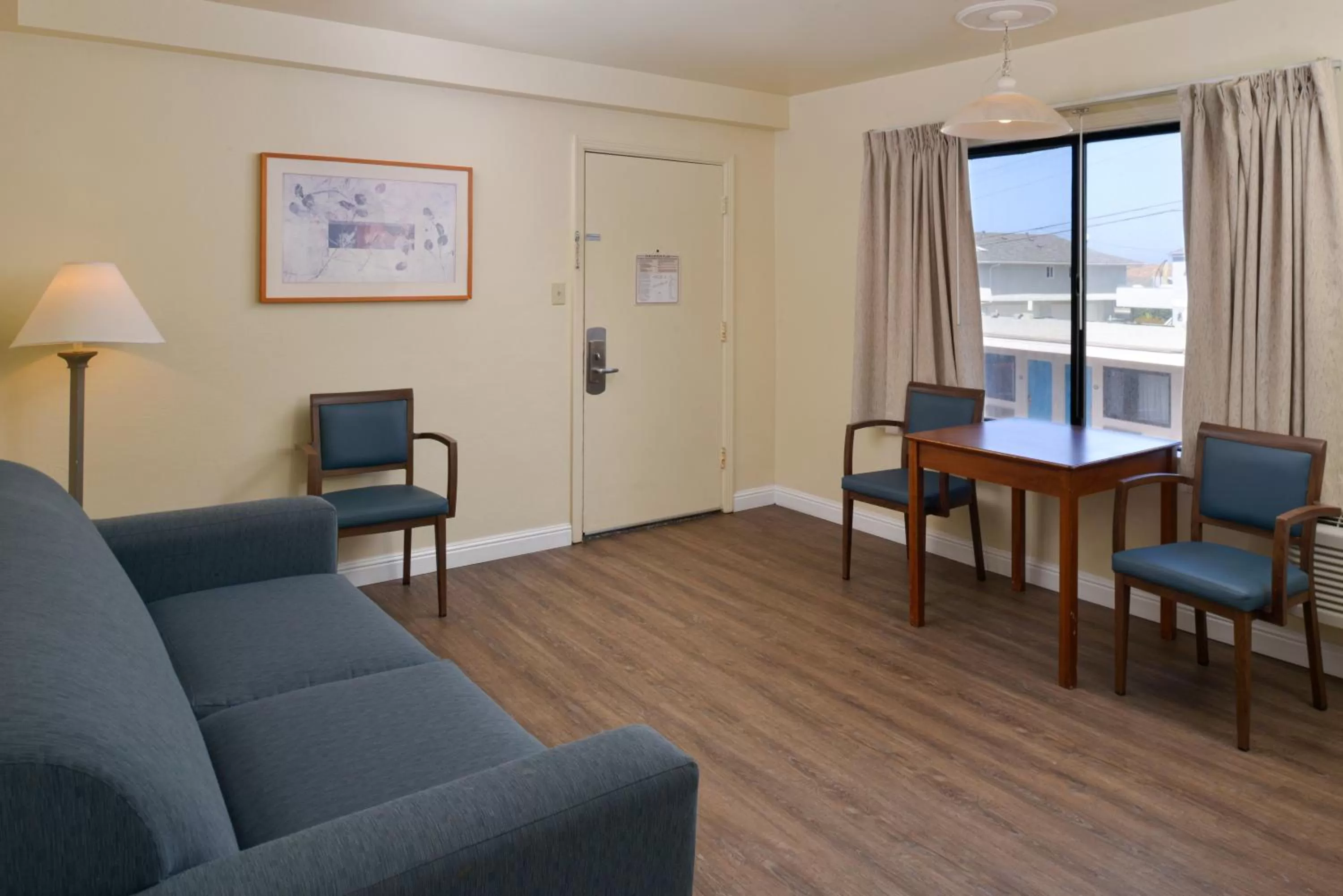 Living room in Edgewater Inn and Suites