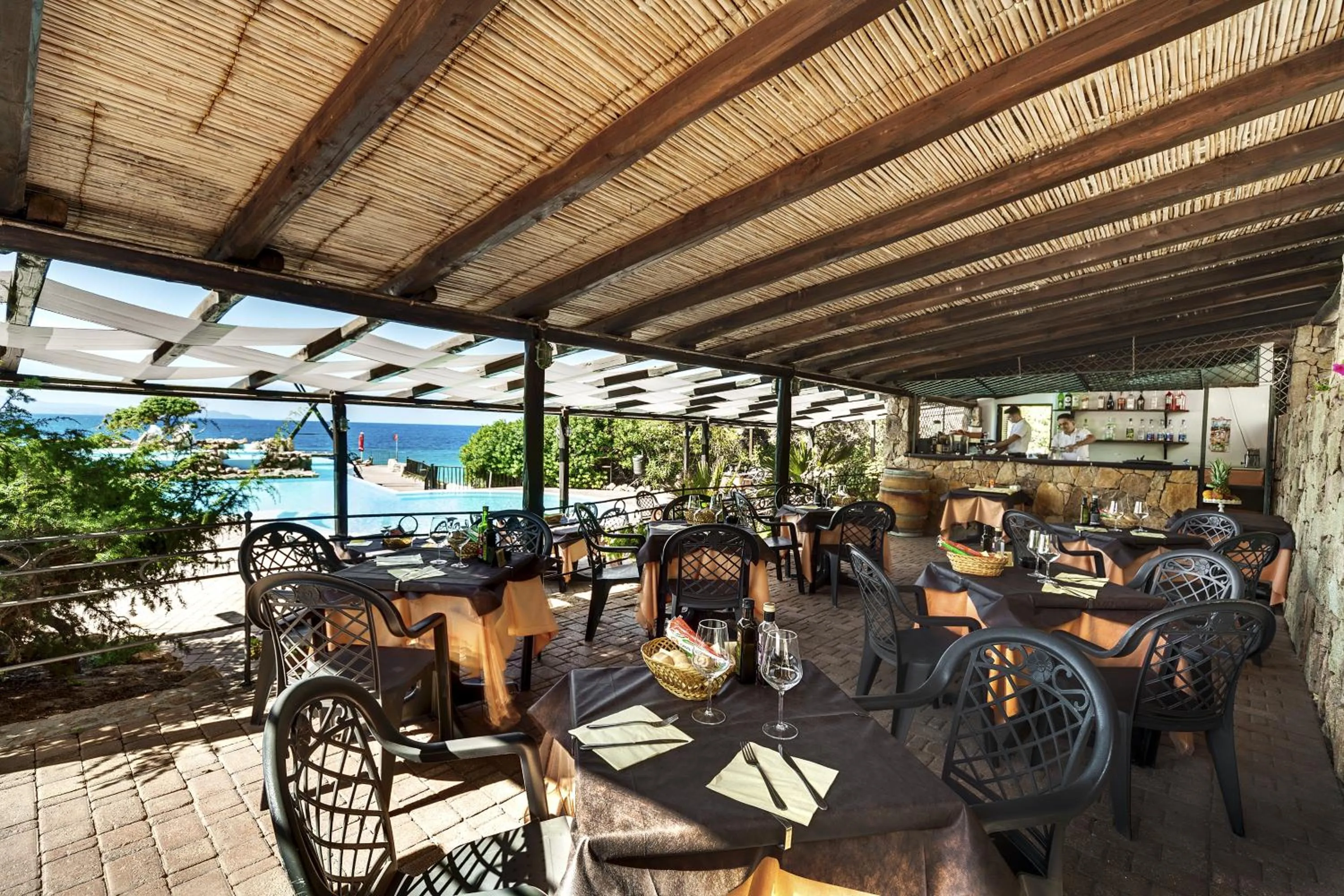 Lounge or bar in COLONNA GRAND HOTEL CAPO TESTA, a Colonna Luxury Beach Hotel, Santa Teresa Sardegna