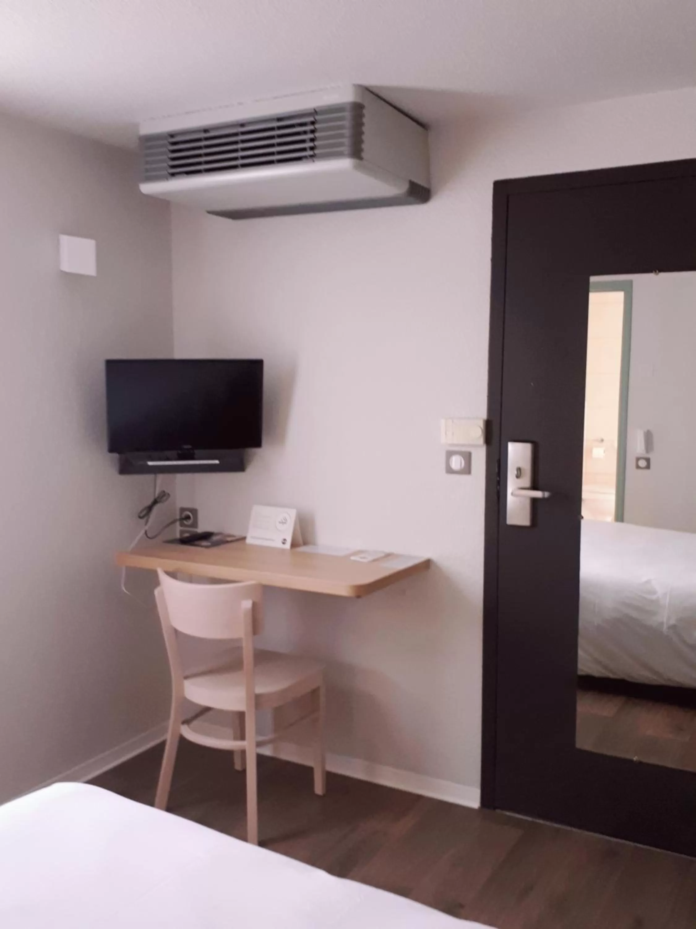 Decorative detail, Bed in B&B HOTEL Chatellerault