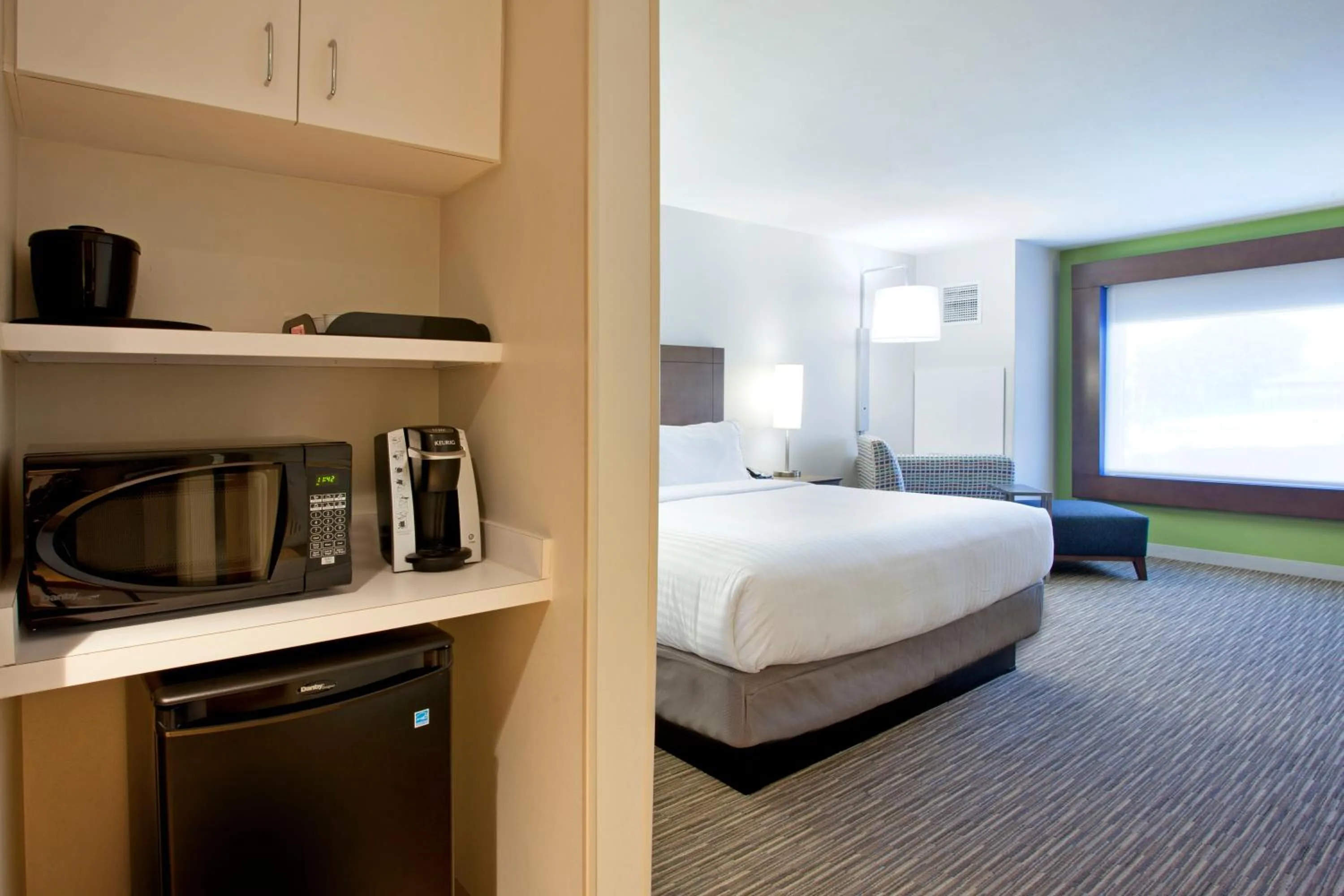 Photo of the whole room, Bed in Holiday Inn Express Hotel & Suites Austin Downtown - University by IHG