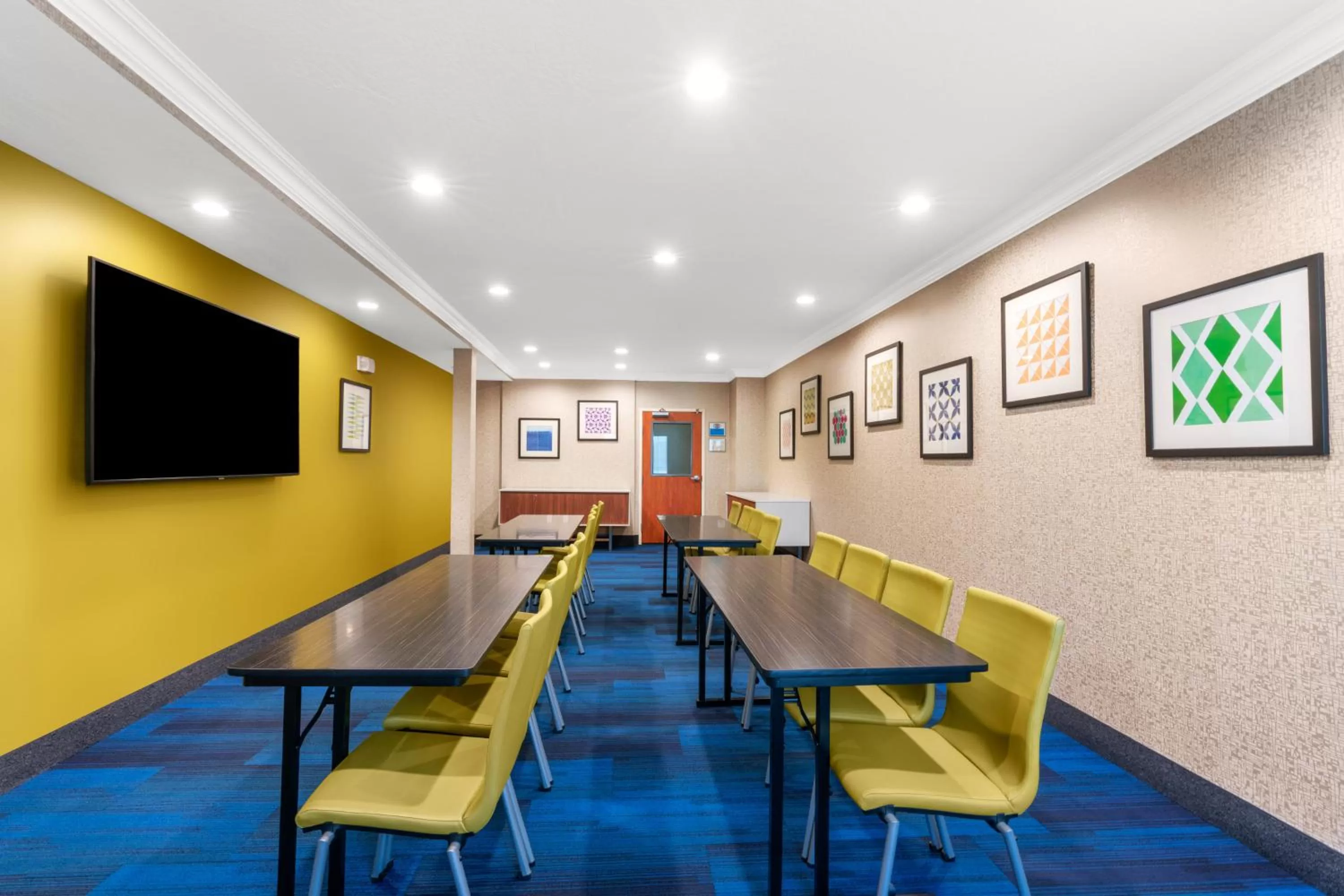 Meeting/conference room in Holiday Inn Express & Suites Klamath Falls Central by IHG