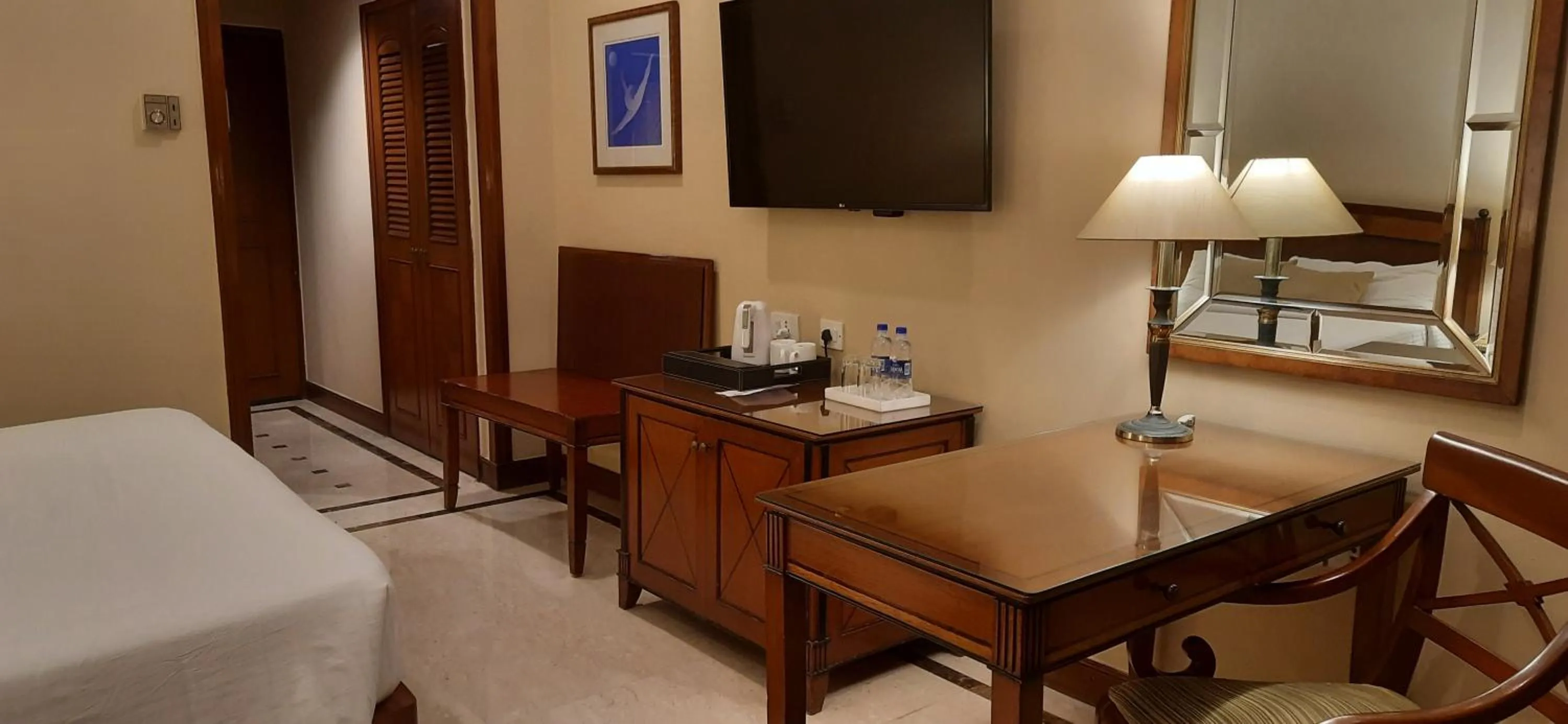 TV and multimedia, Bed in The Hans, New Delhi