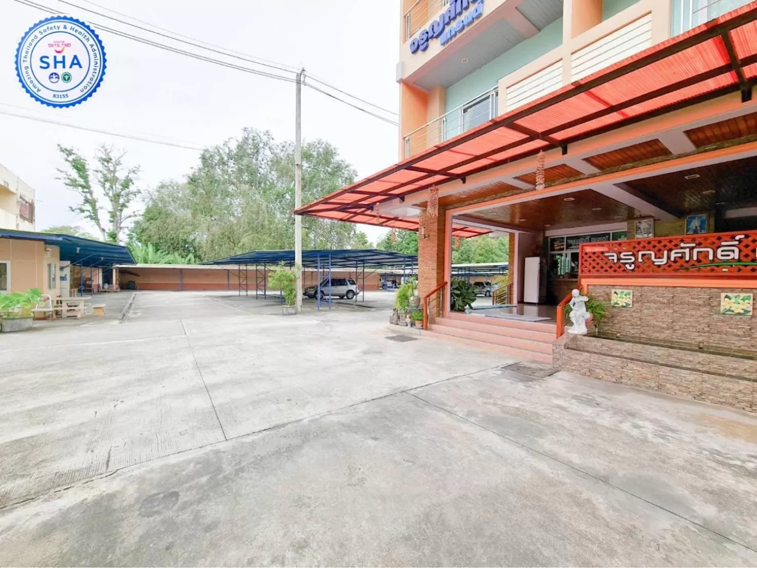 Property building in Jaroonsak Grand