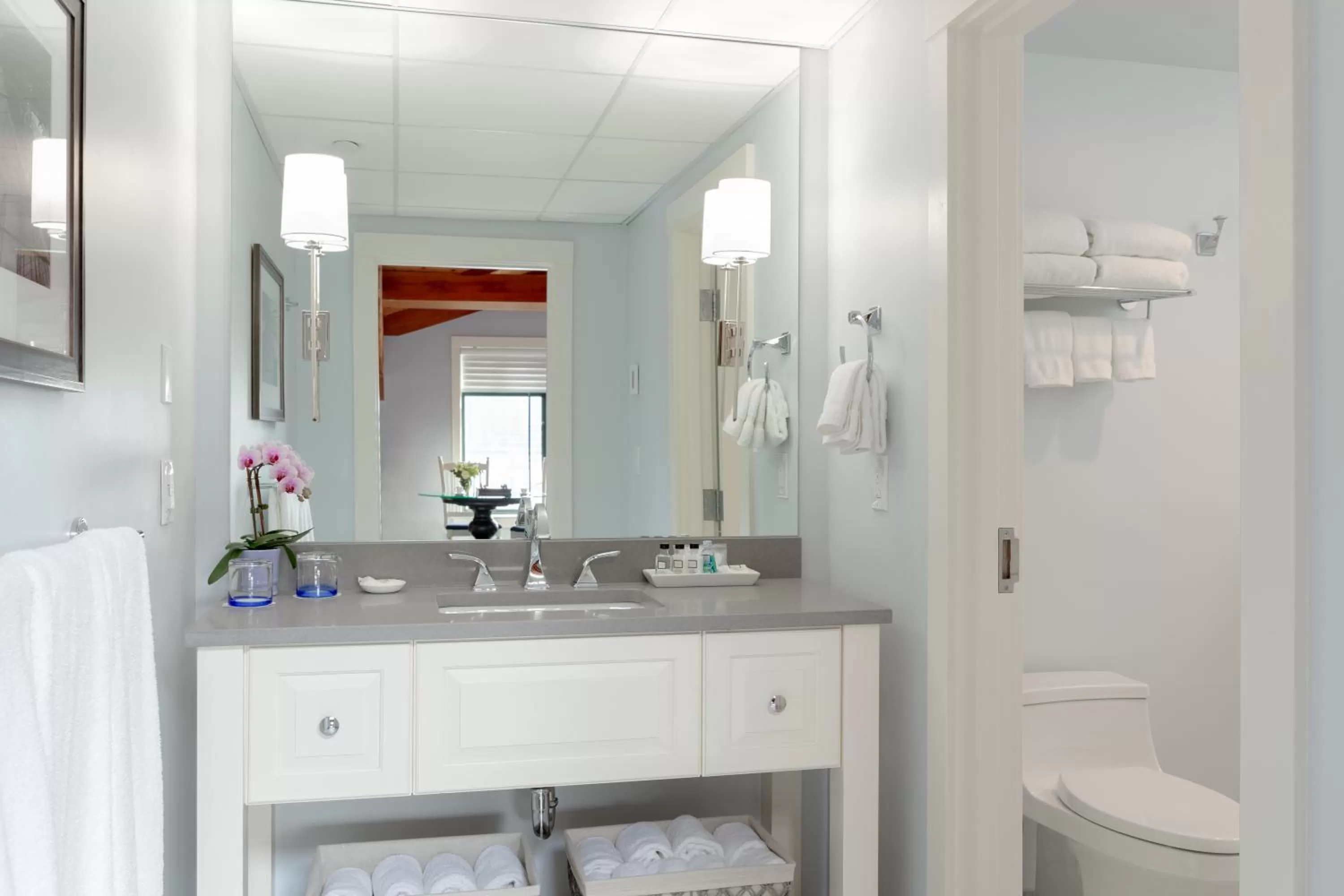 Coffee/tea facilities, Bathroom in Boston Yacht Haven