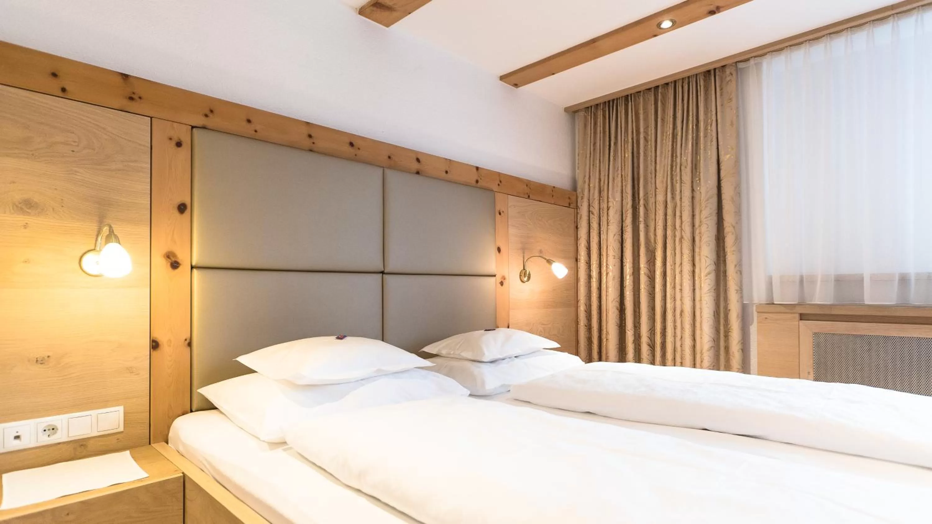 Photo of the whole room, Bed in Wellnesshotel Mein Almhof Superior