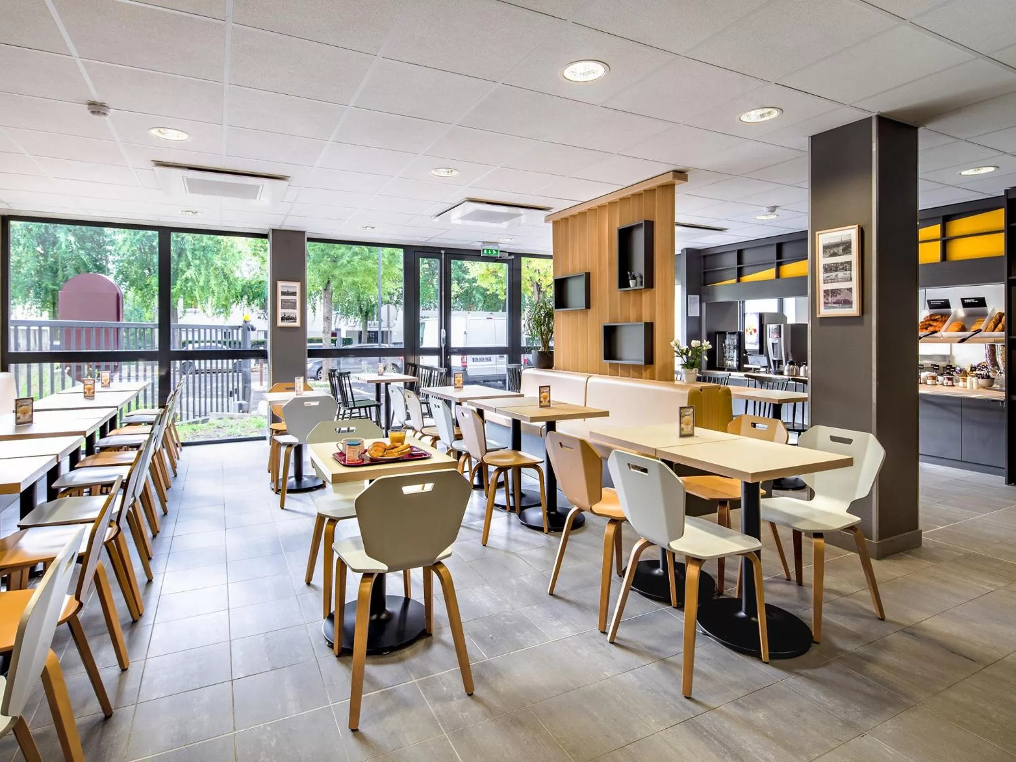 Restaurant/places to eat in B&B HOTEL Marne-La-Vallée Torcy