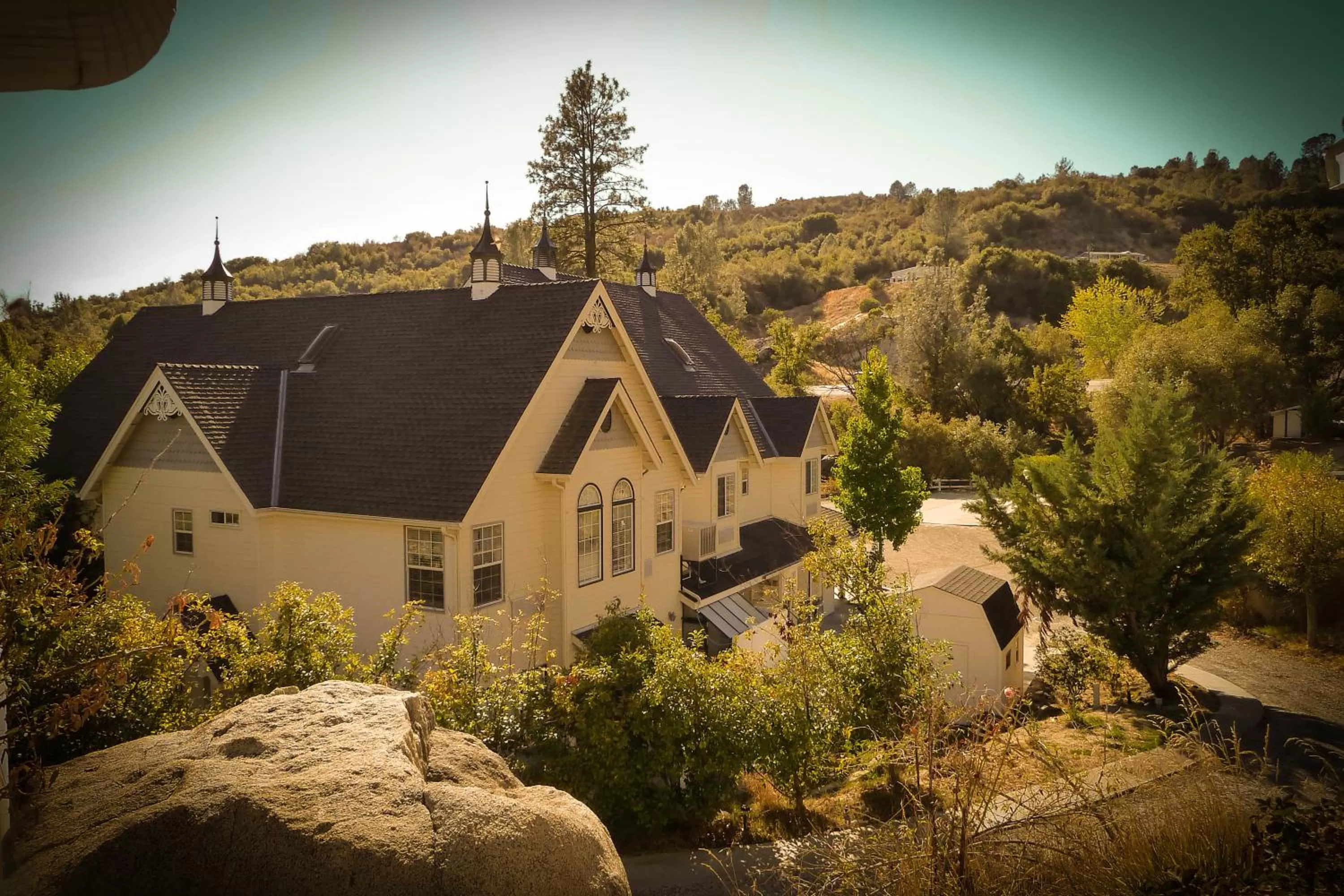 Property building in Hounds Tooth Inn