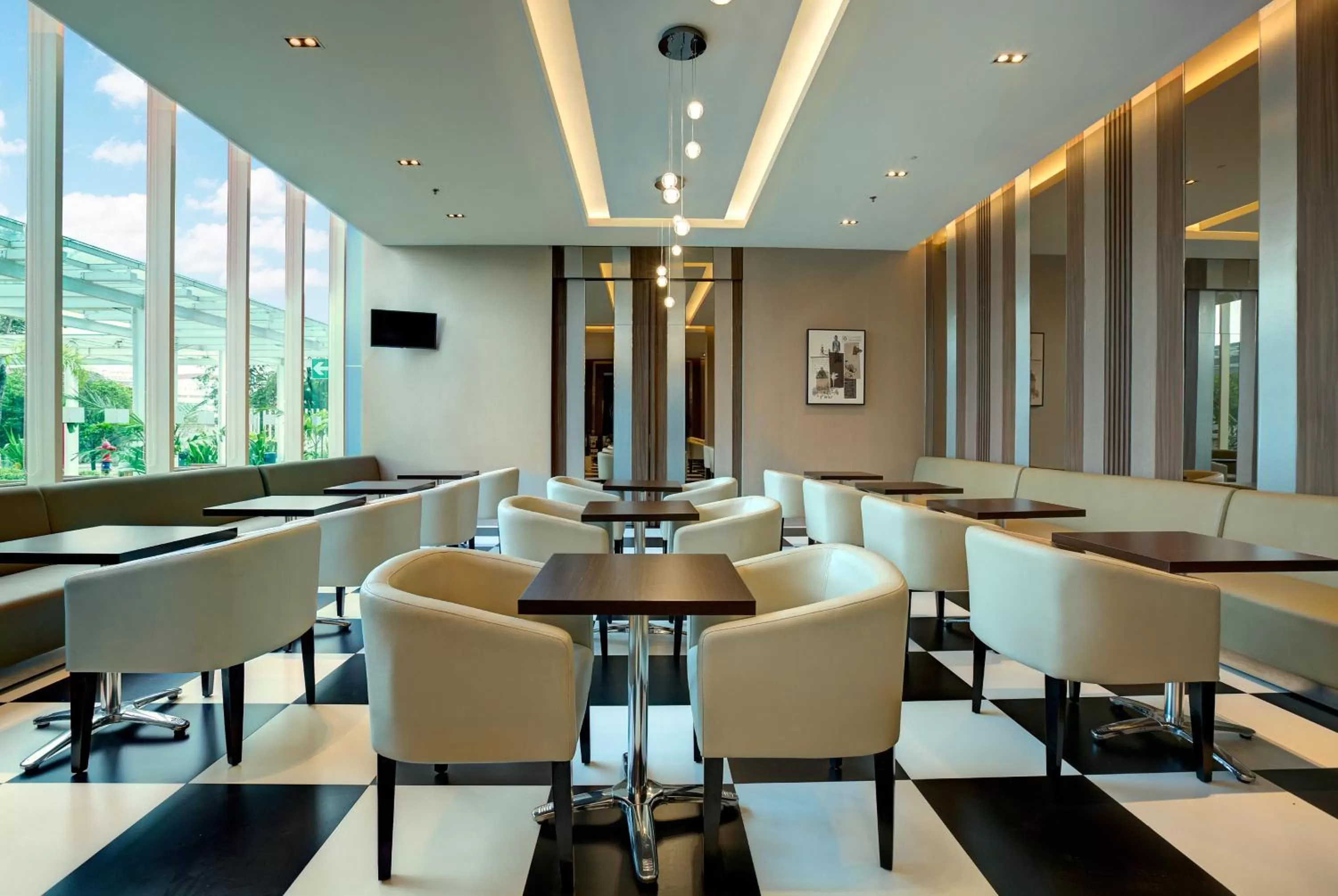 Restaurant/places to eat in Holiday Inn Express Jakarta International Expo by IHG