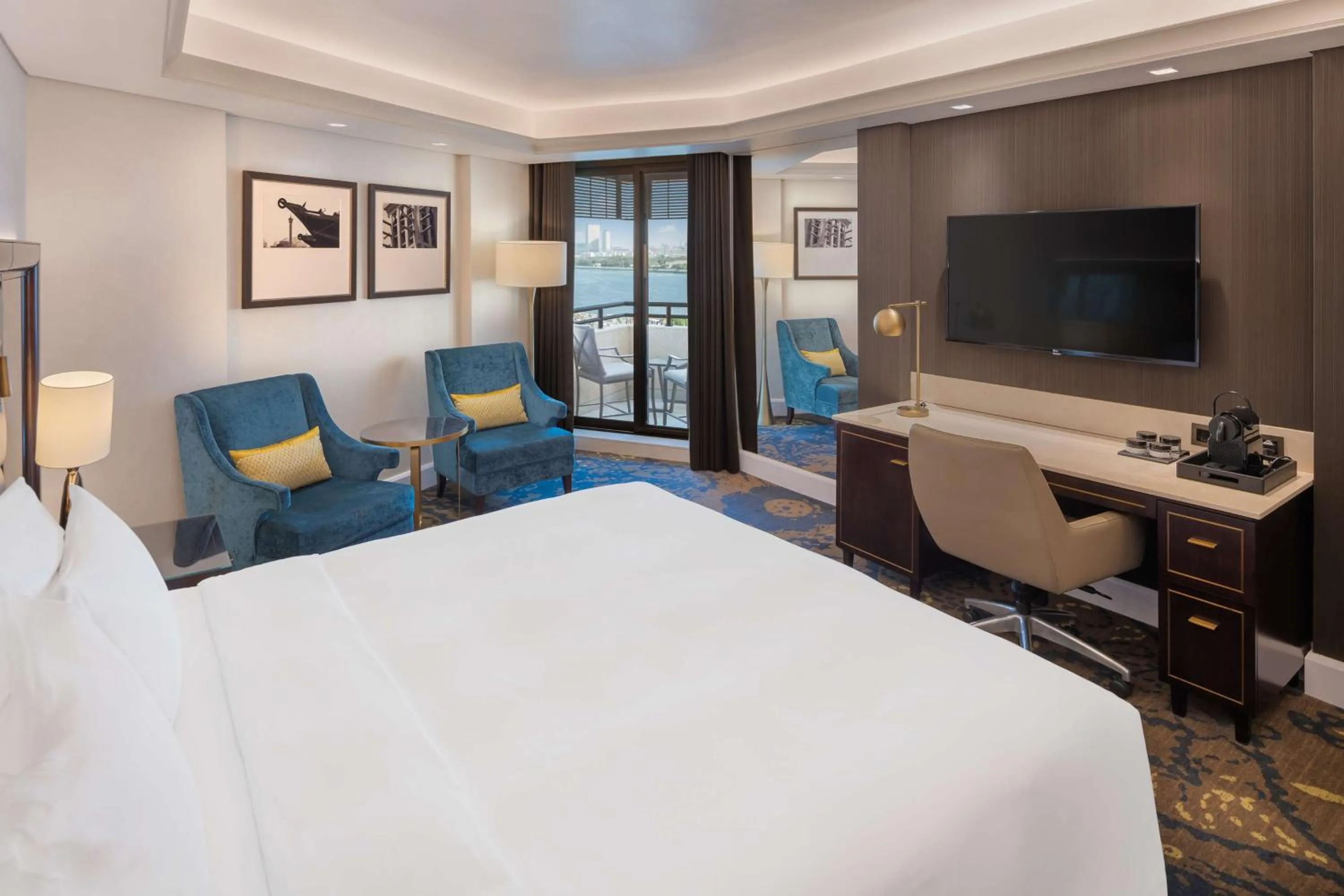 Bedroom, Bed in Radisson Blu Hotel, Dubai Deira Creek