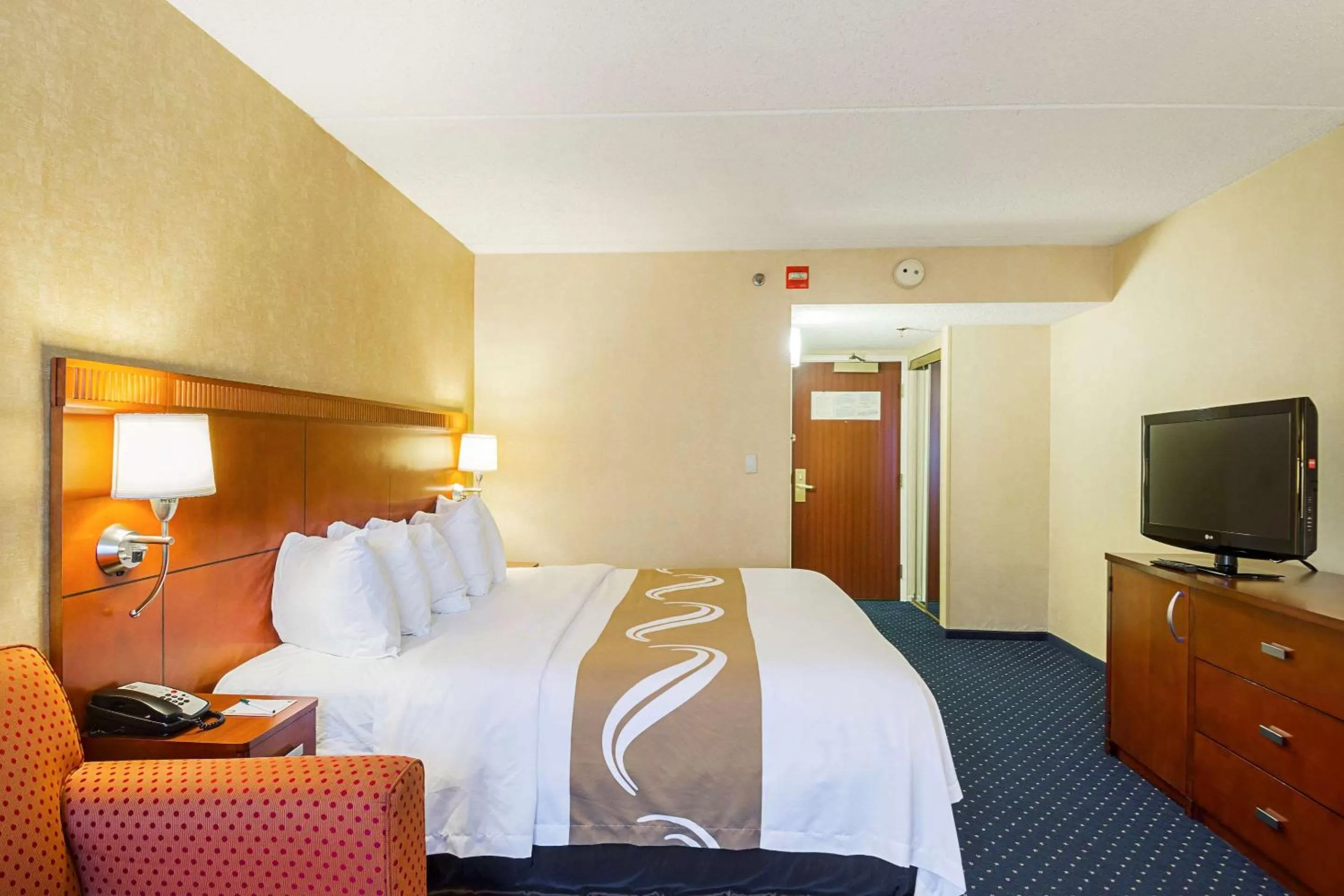 Photo of the whole room, Bed in Quality Inn Boston-Revere