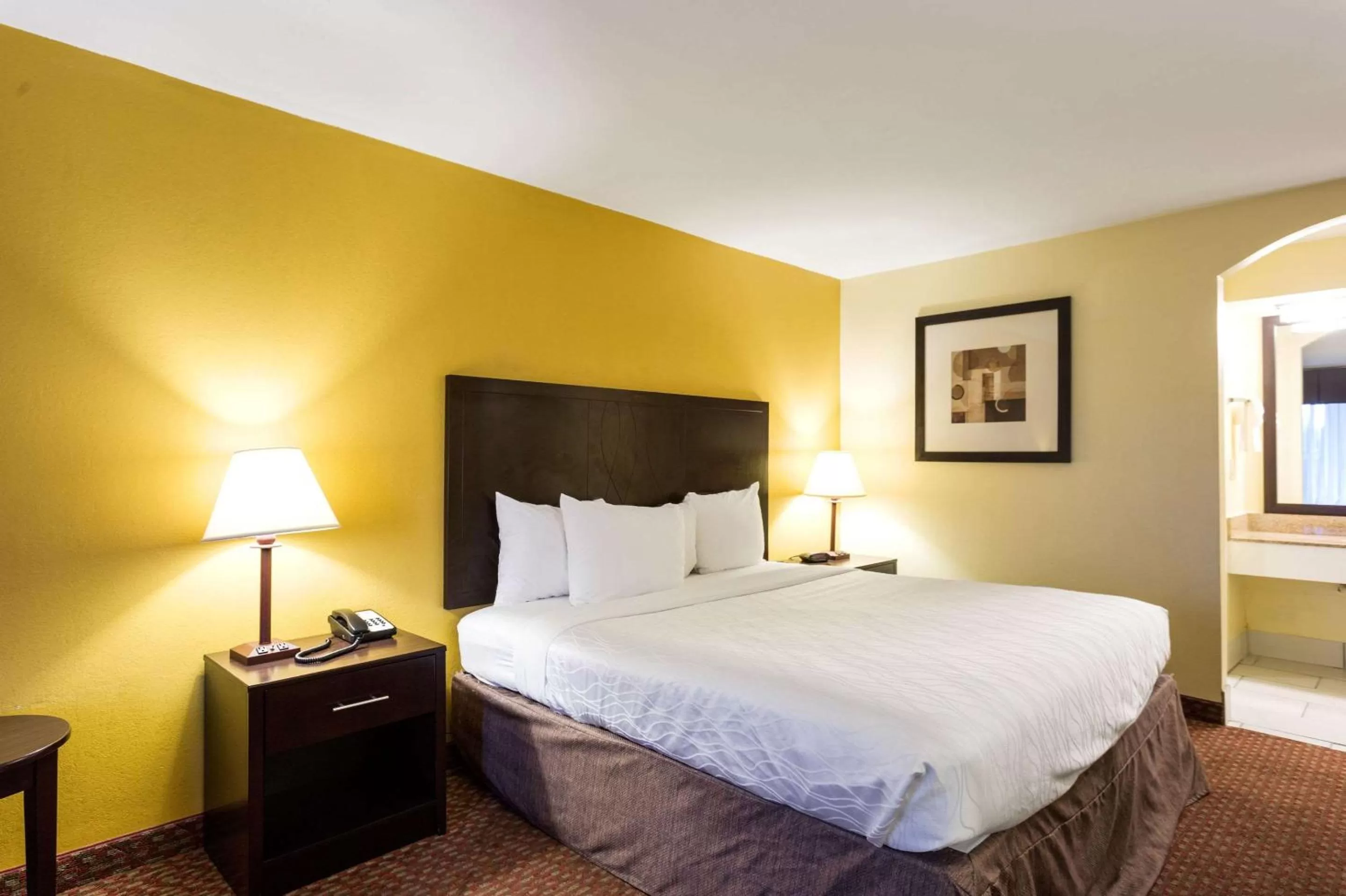 Photo of the whole room, Bed in Quality Inn Indianola