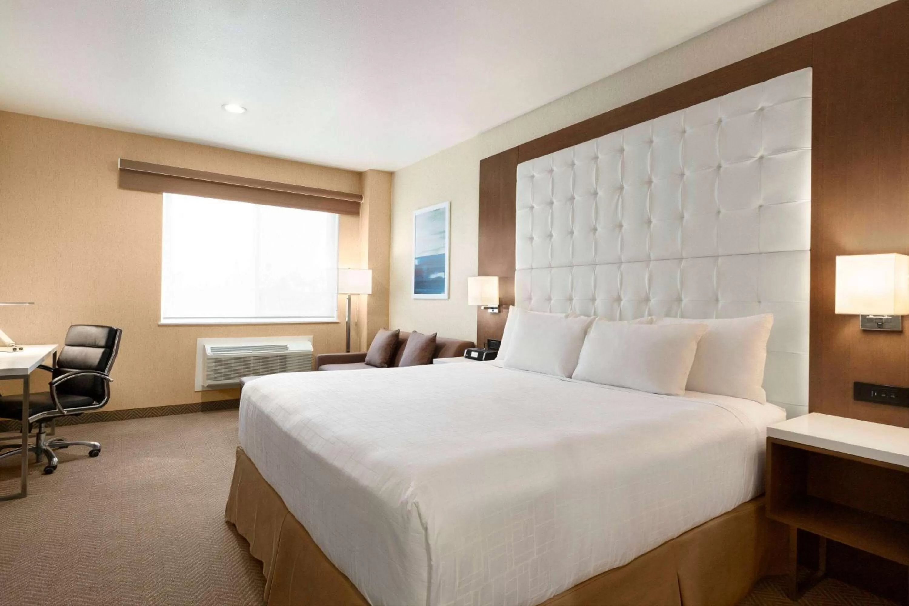 Photo of the whole room, Bed in Wyndham Anaheim