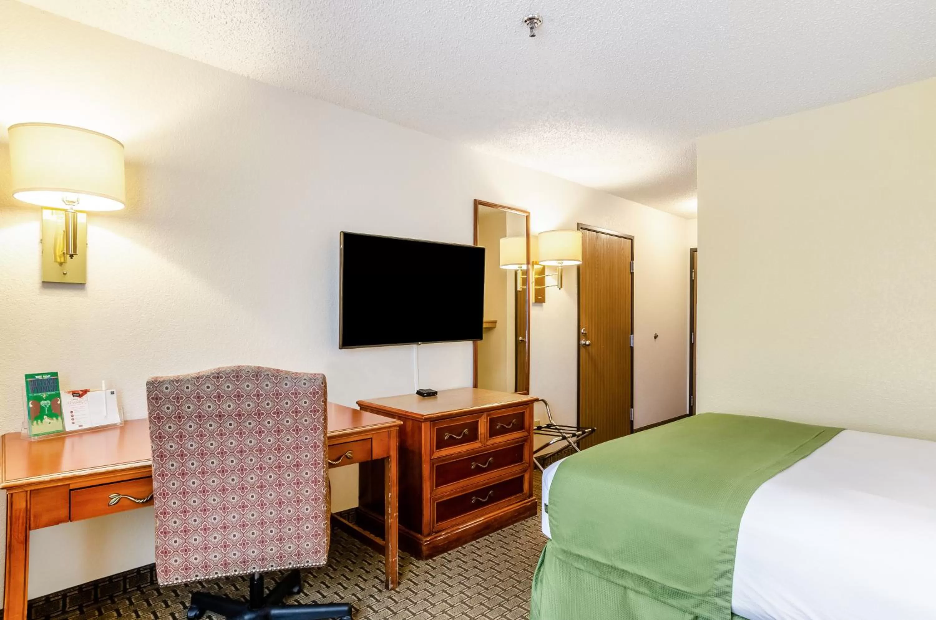 Photo of the whole room, Bed in Cheyenne Guest Inn