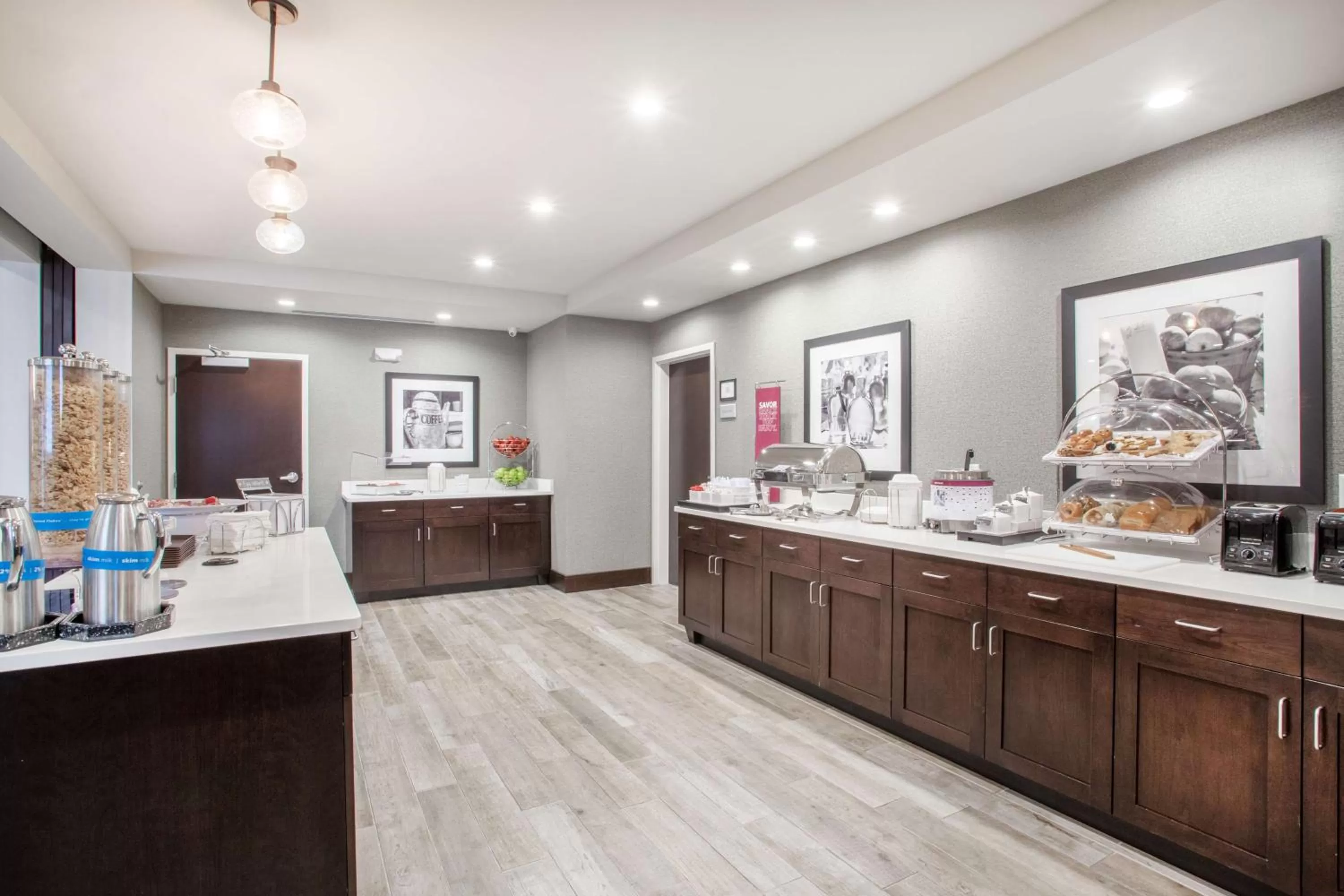 Dining area in Hampton Inn Rochester Penfield, Ny