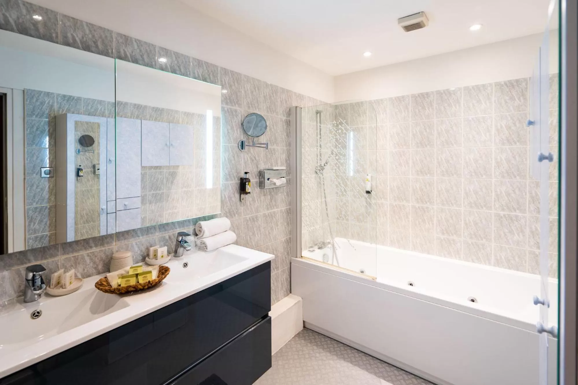 Bathroom in Logis Central Hôtel - Restaurant & Spa