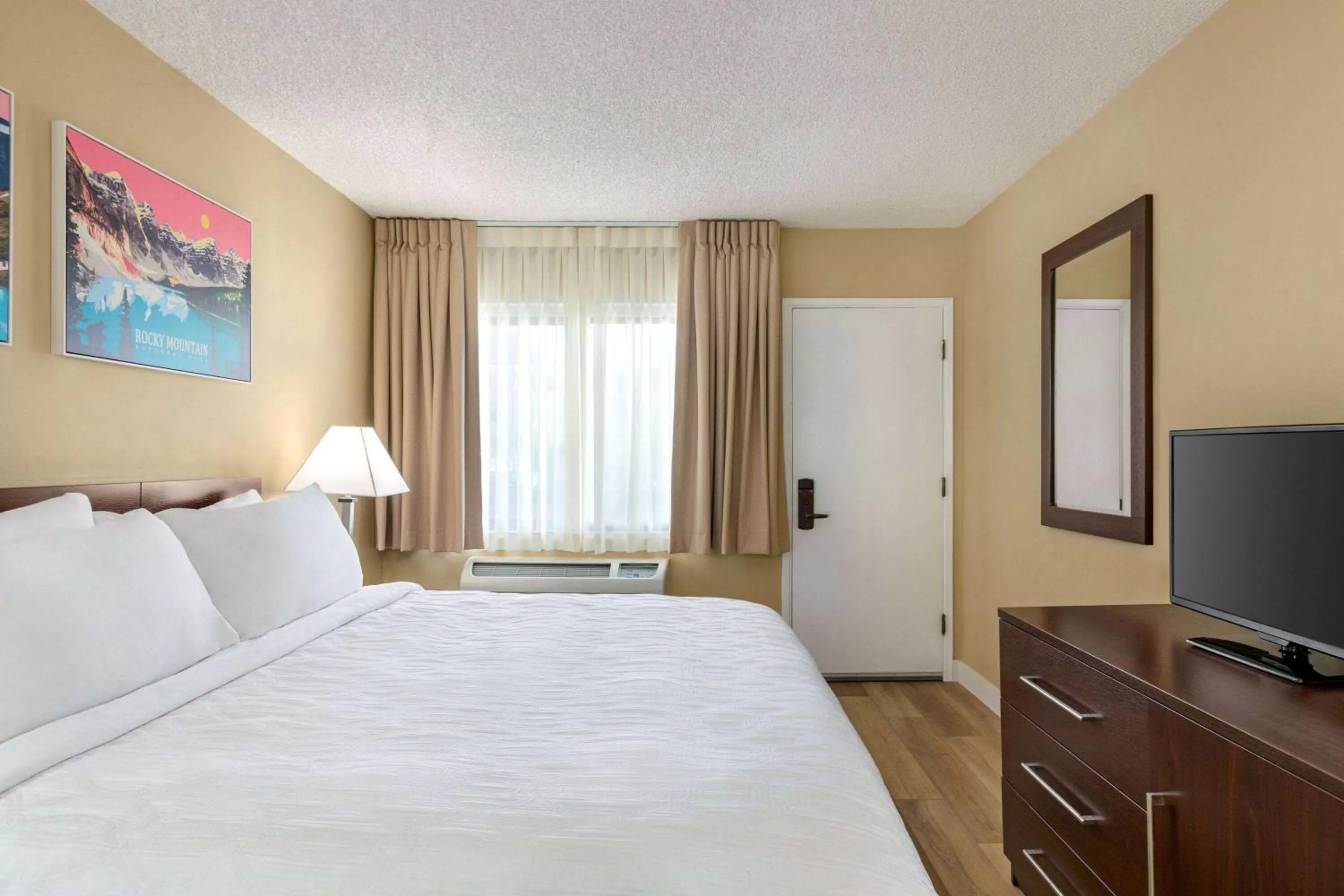 Bedroom, Bed in Travelodge by Wyndham Presidio San Francisco