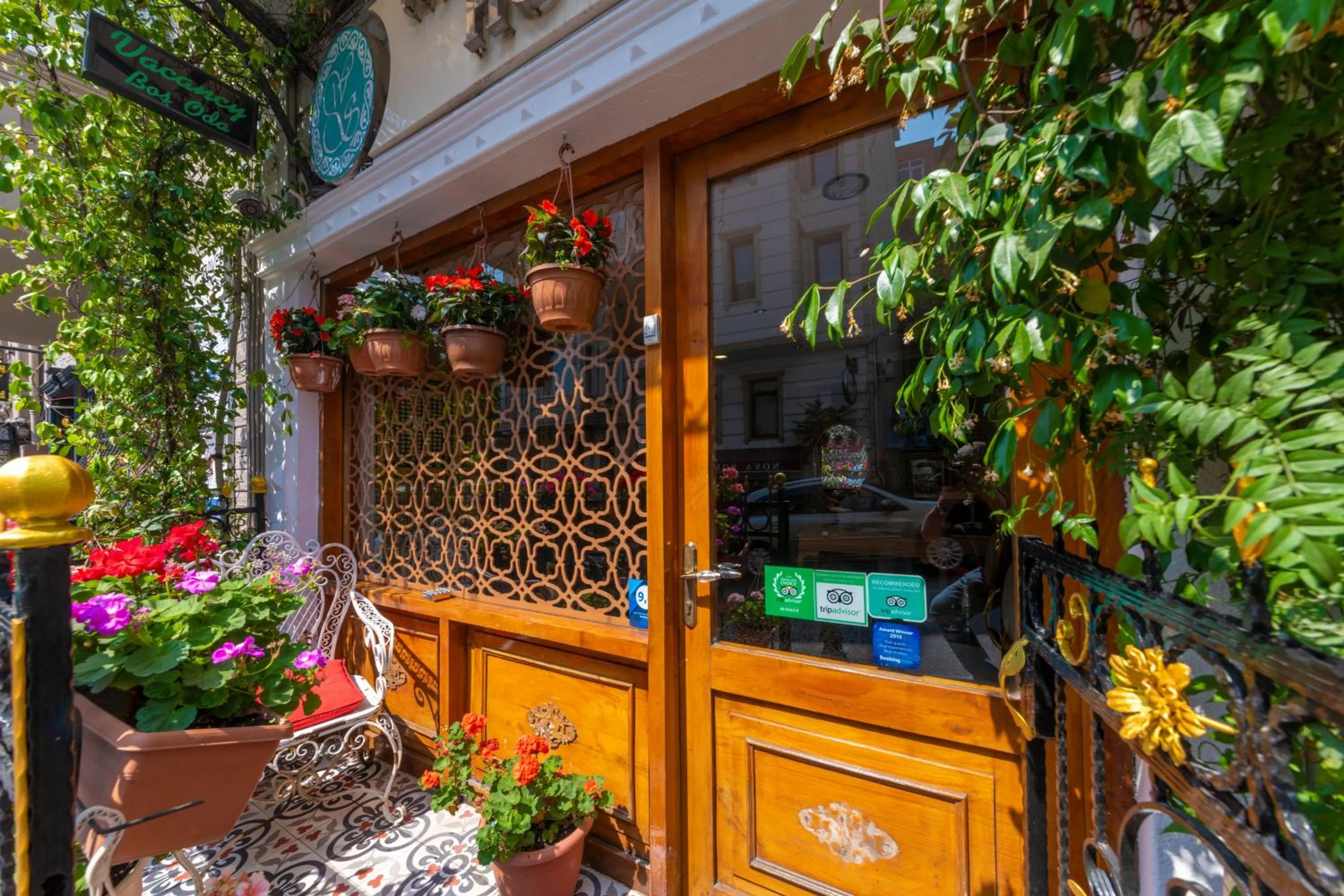 Facade/entrance in Walnut Shell Hotel