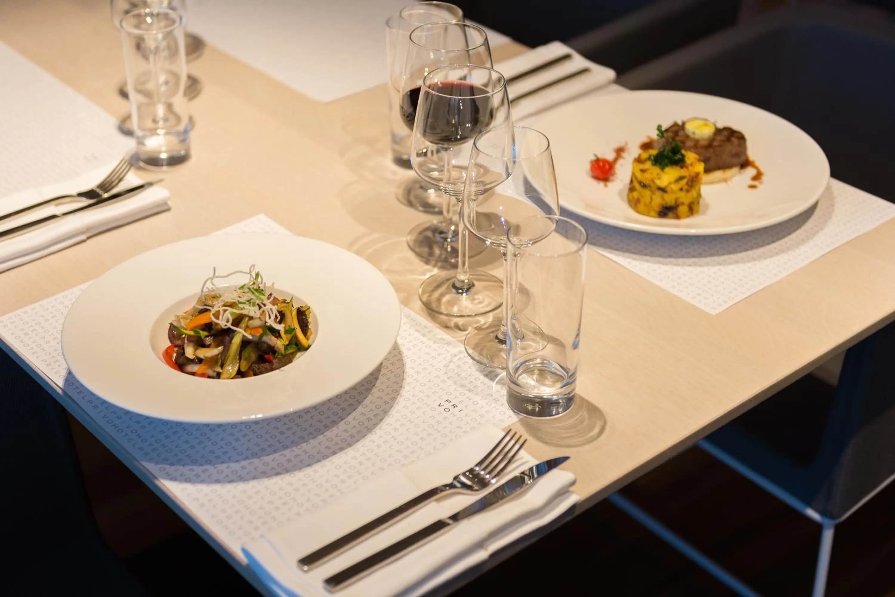 Restaurant/places to eat in Hotel Privo