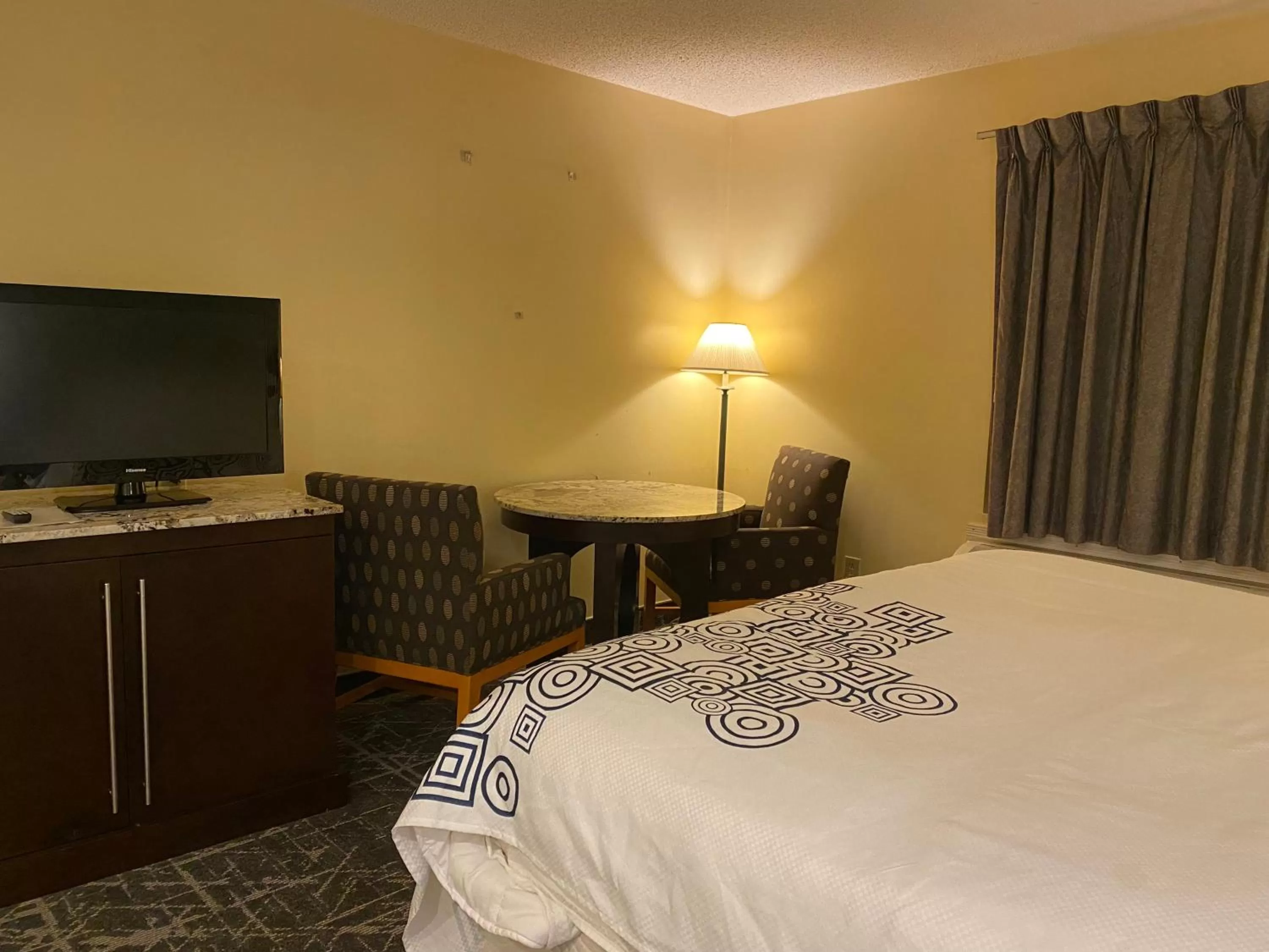 View (from property/room), Bed in Knights Inn & Suites Dublin