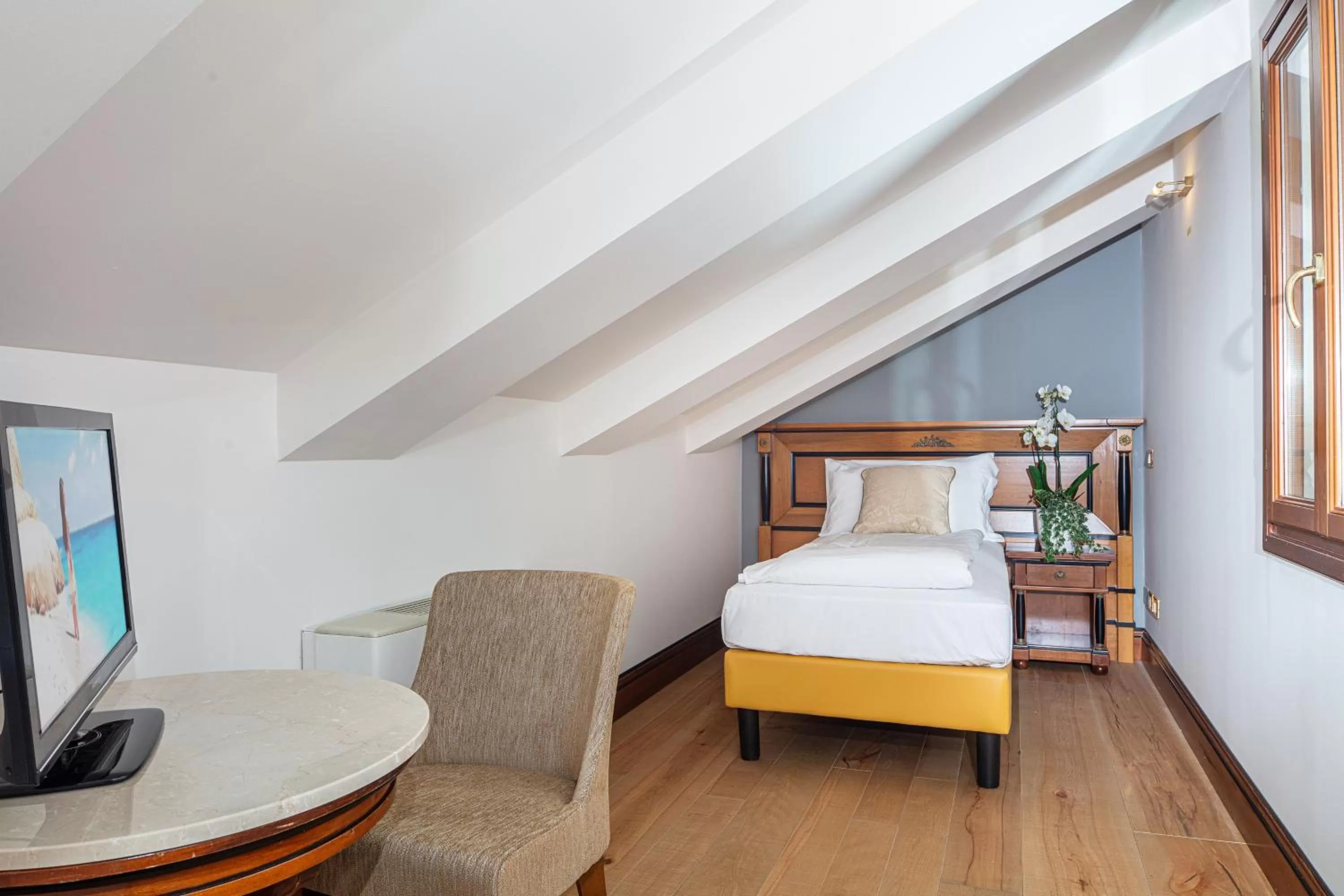 Bed in All’Angelo Art Hotel