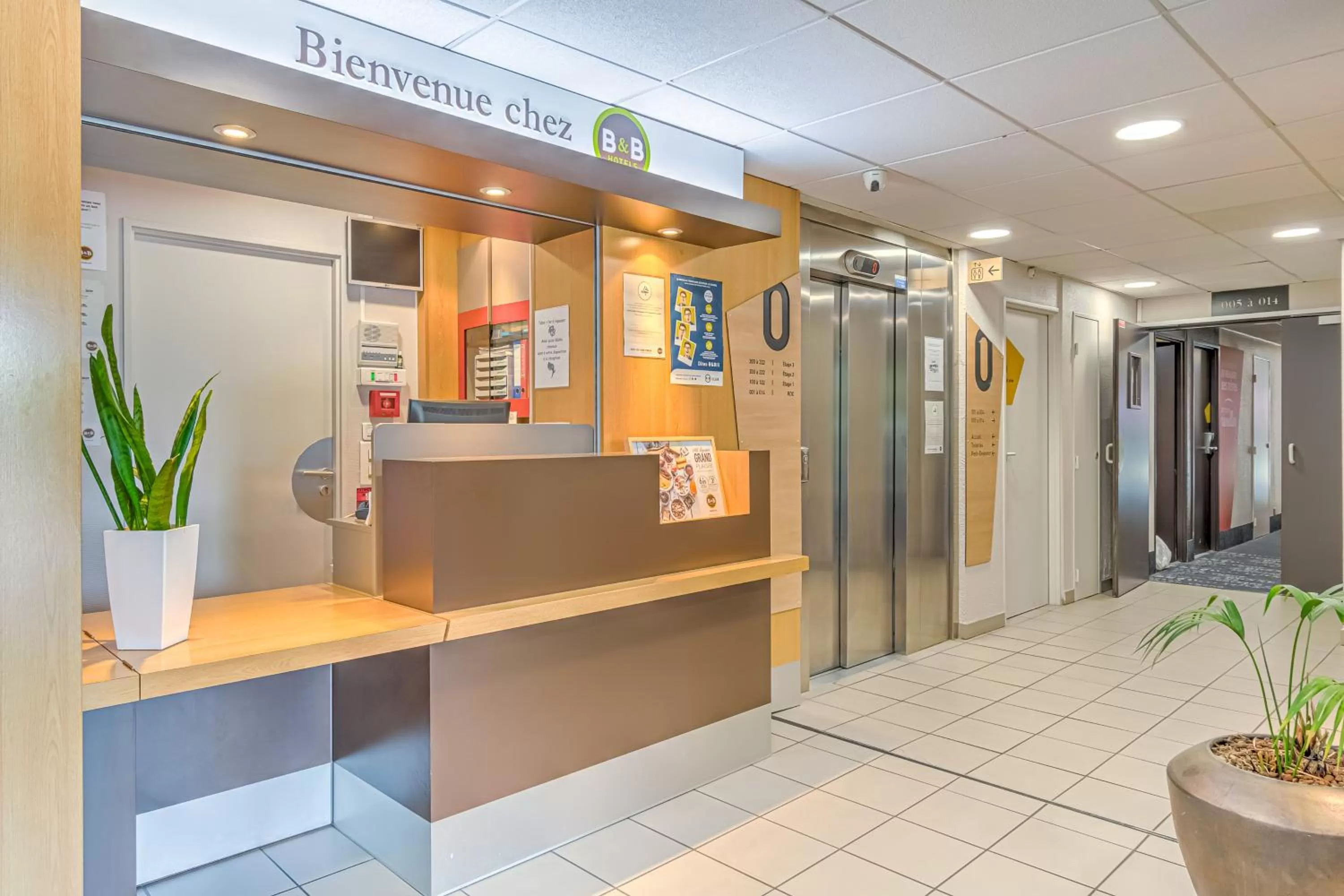 Lobby or reception in B&B HOTEL Salon de Provence