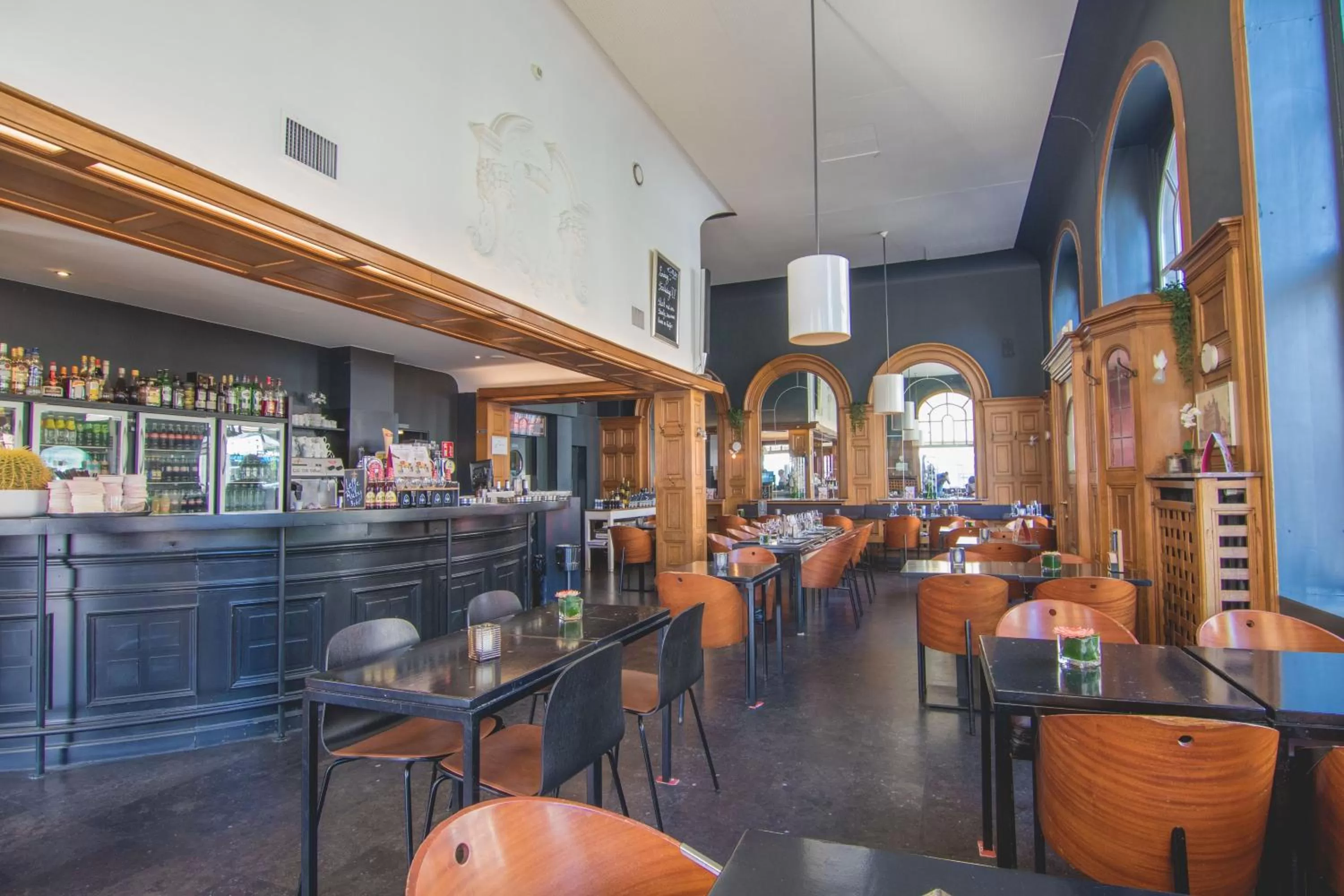 Restaurant/places to eat in Hotel La Royale