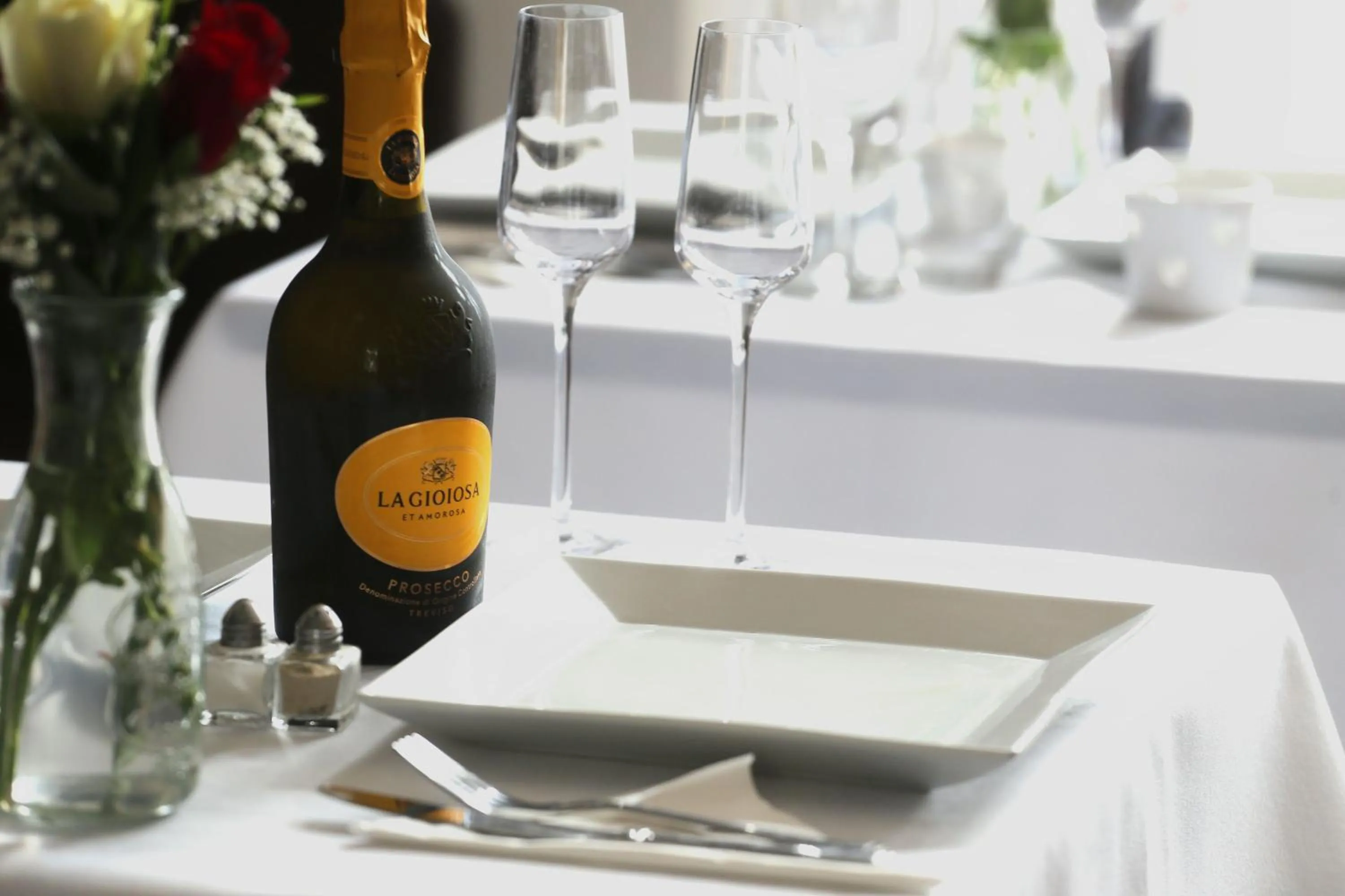 Restaurant/places to eat in Hotel Tia