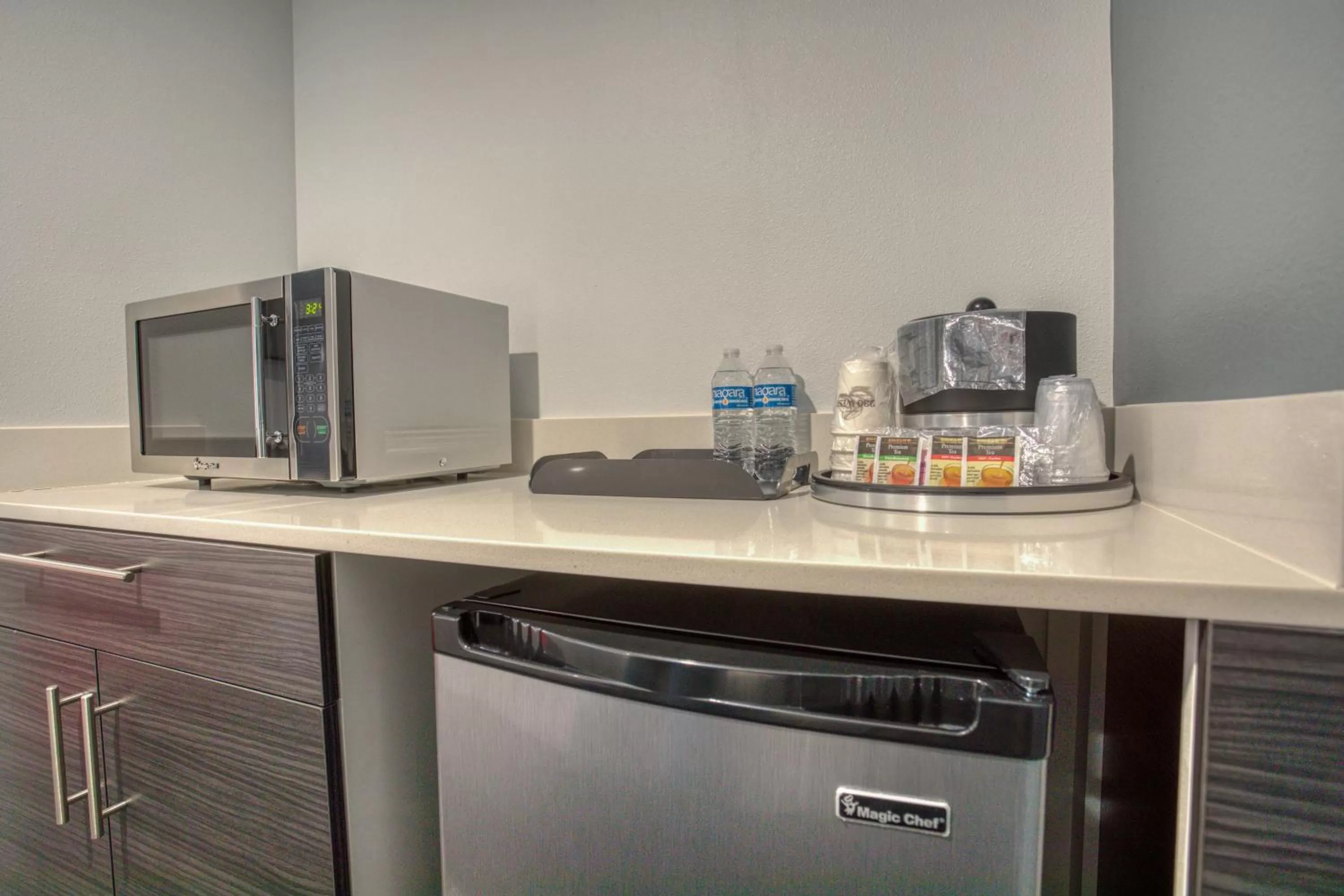 Coffee/tea facilities in Post Time Inn