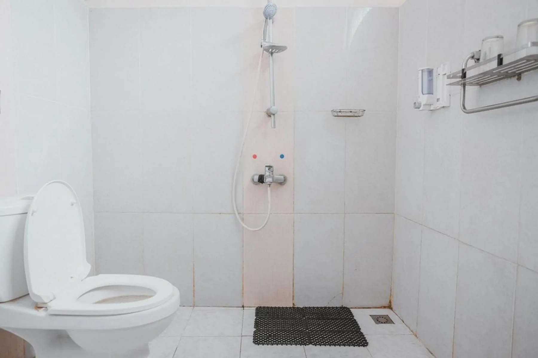 Bathroom in RedDoorz Plus @ Tanjung Karang Lampung 2