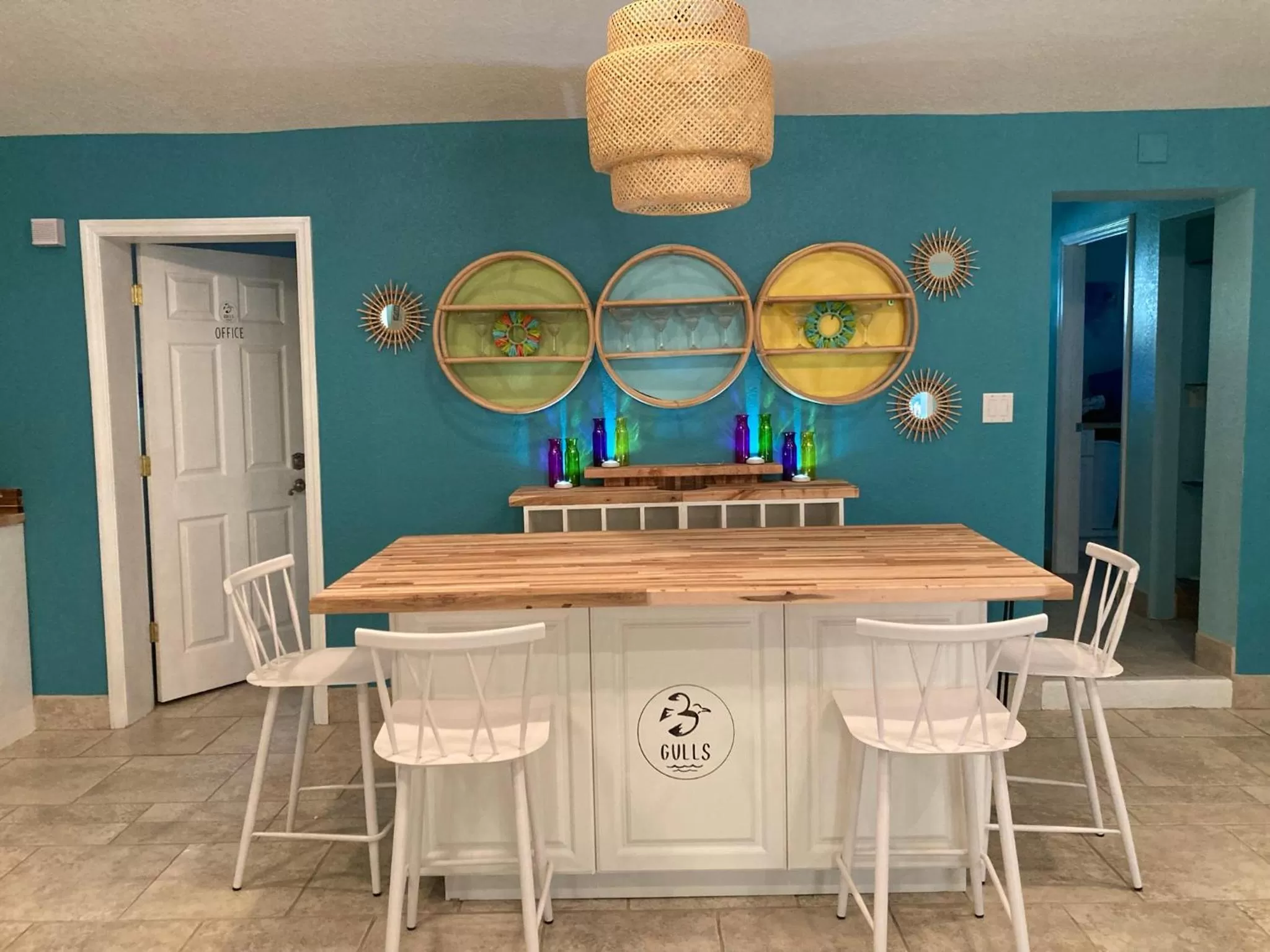 3Gulls Inn Ozona-Boutique Hotel-Steps from Restaurants & Brewery-SwimSpa Pool-Pet Friendly