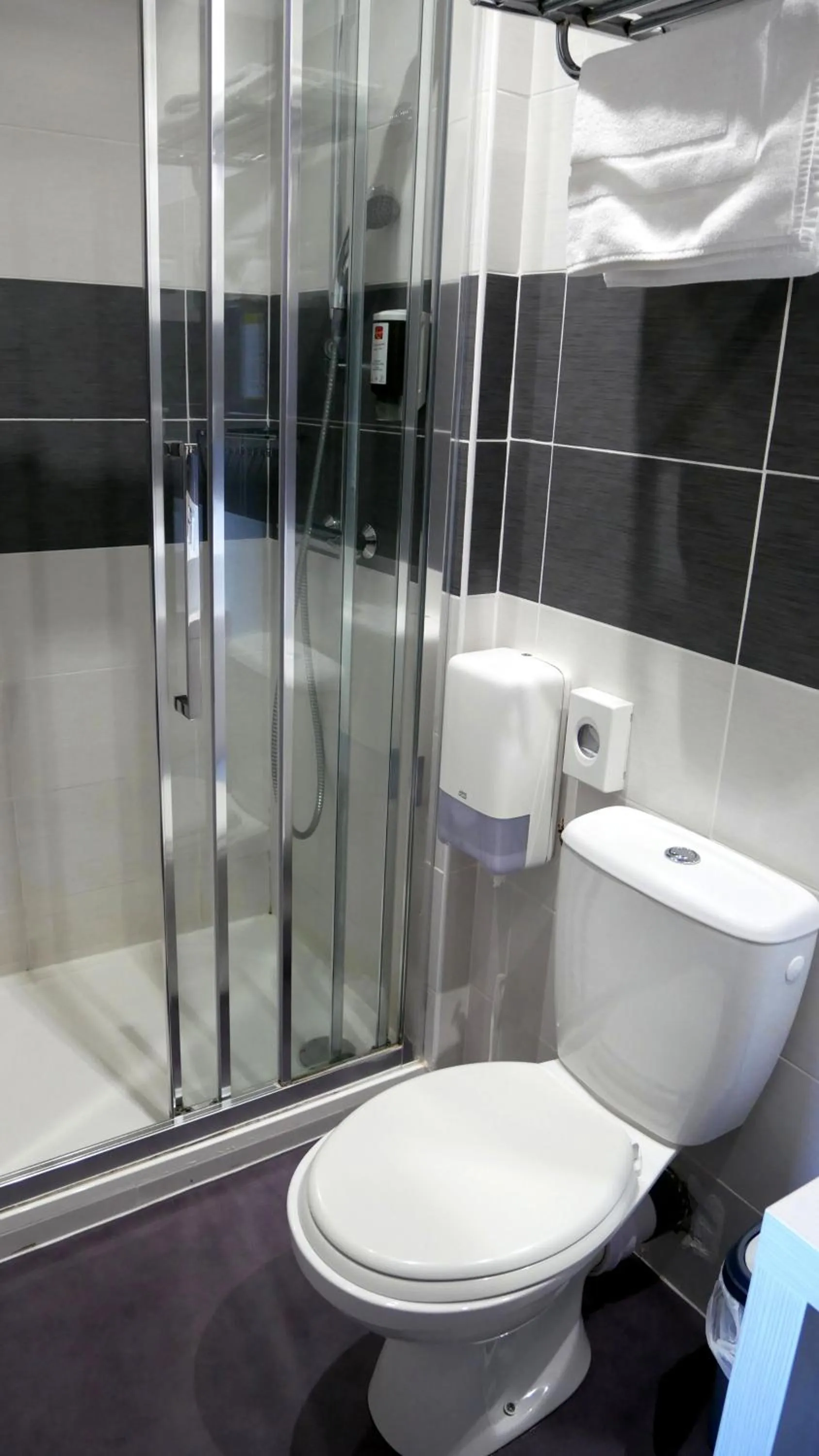 Bathroom in Le Regina Hôtel et restaurant Canet-plage