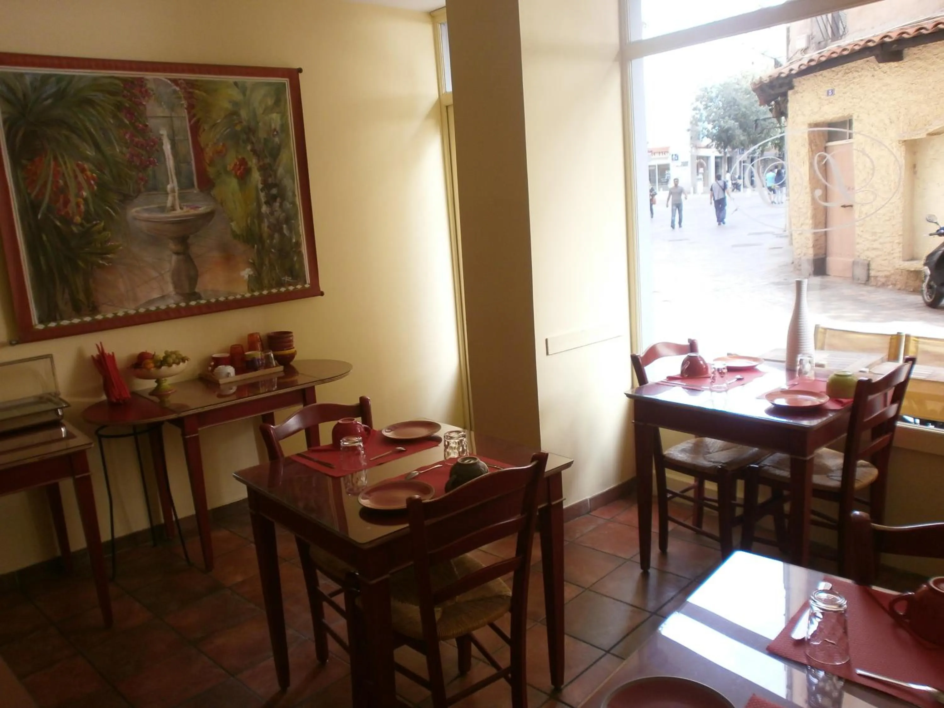 Restaurant/places to eat in Little Palace