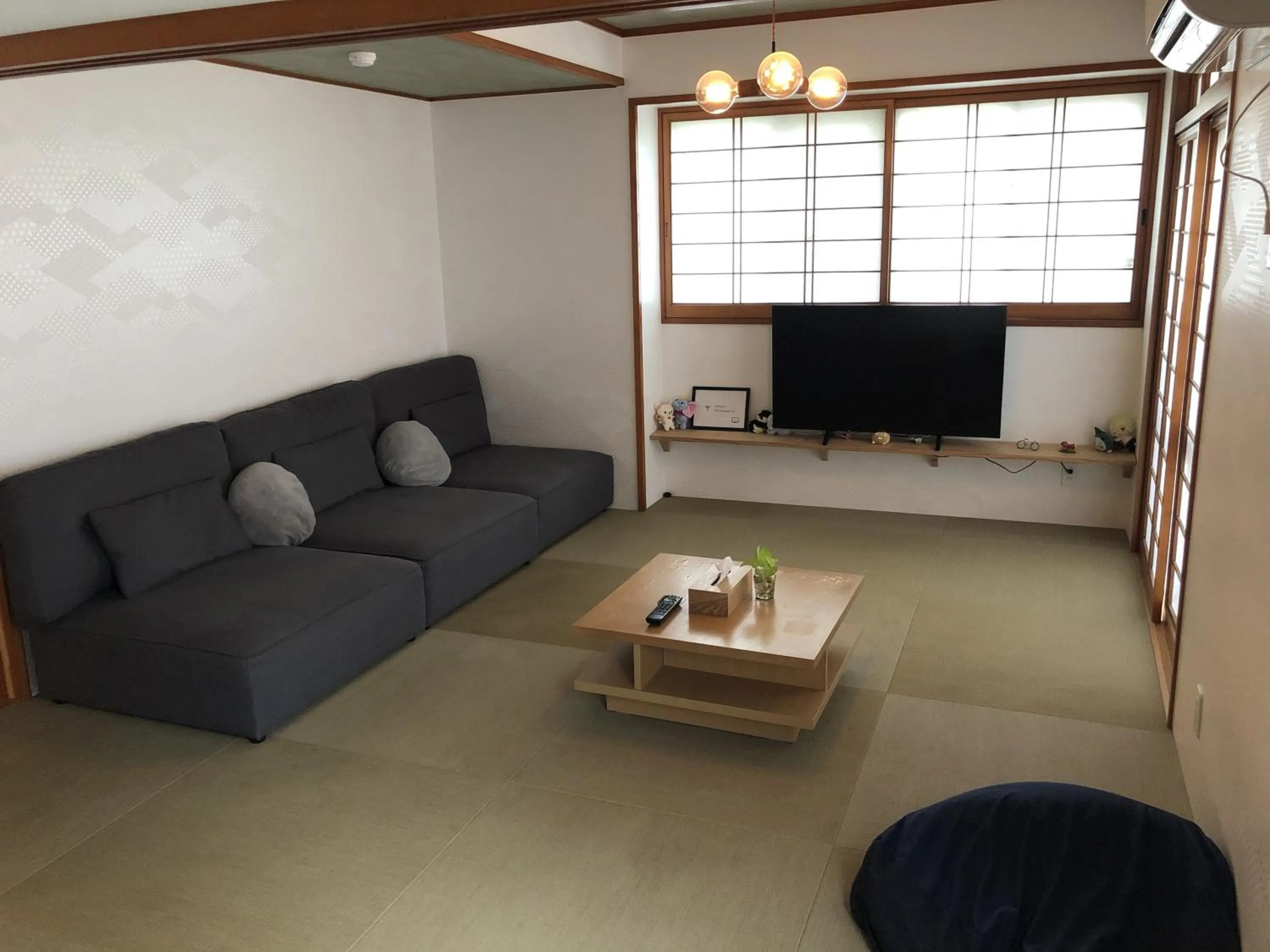 Communal lounge/ TV room in Santiago Guesthouse Naha