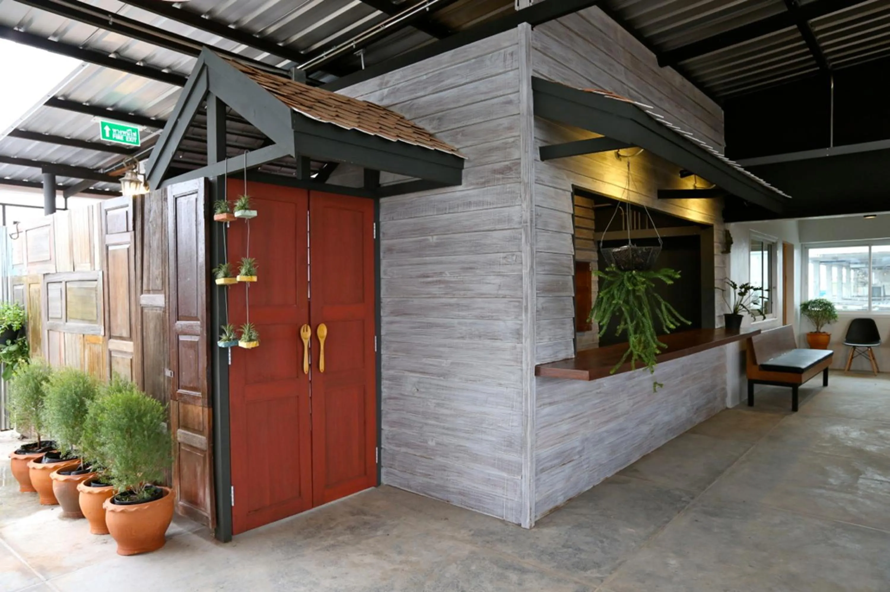 Restaurant/places to eat in The Plug Hotel