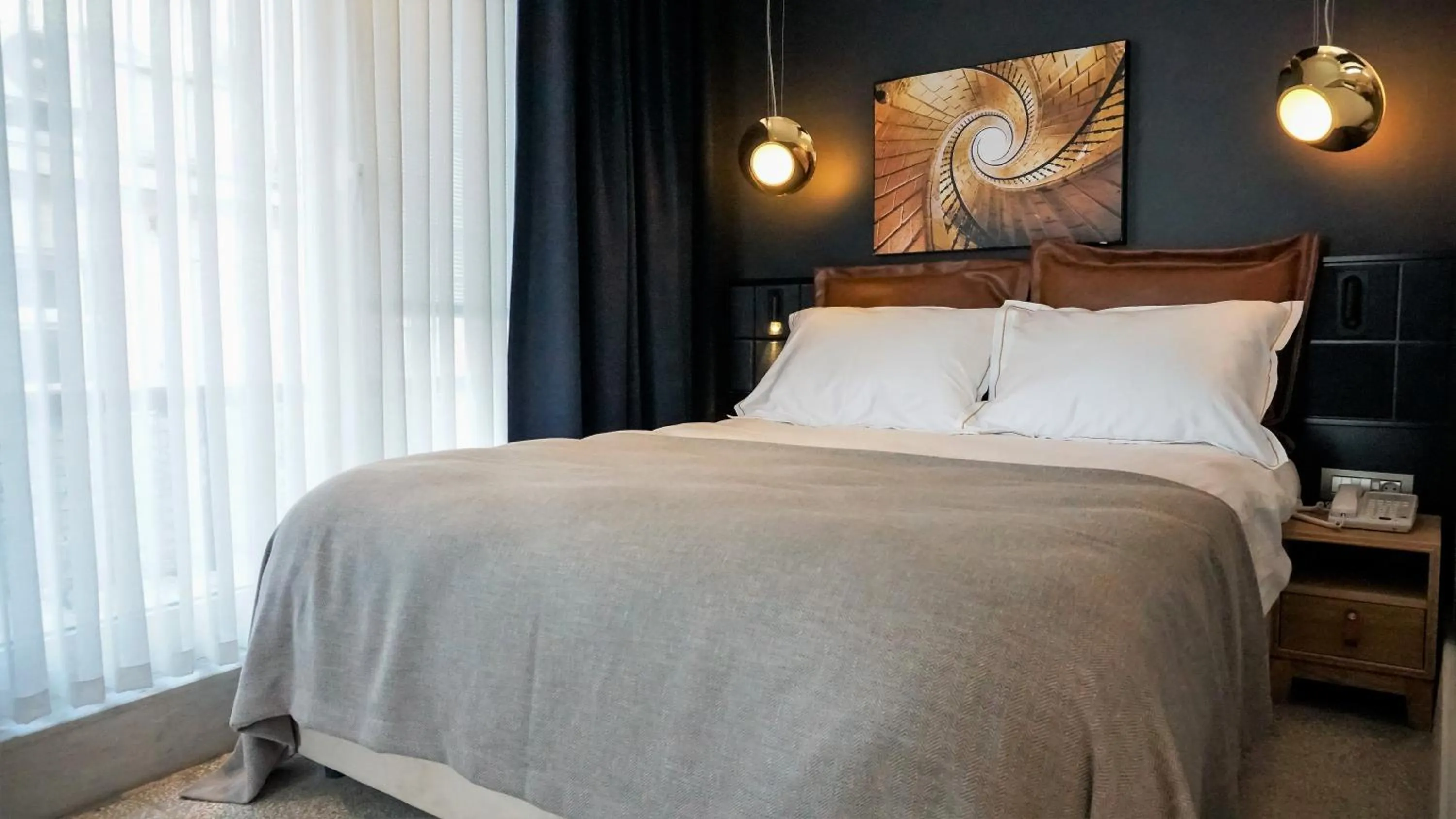 Bedroom, Bed in Maroon Tomtom